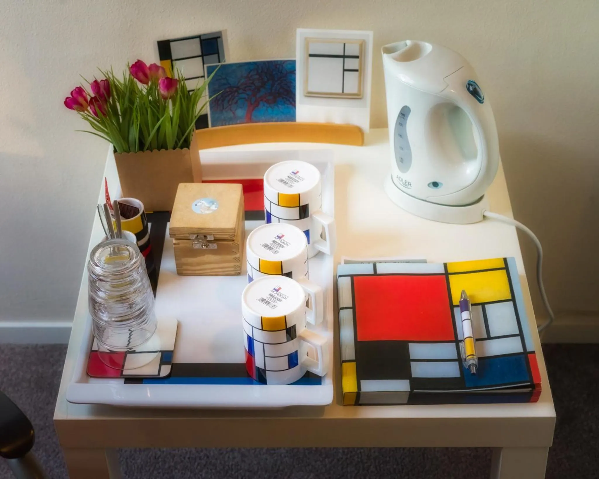 Coffee/tea facilities in B & B De Stijl
