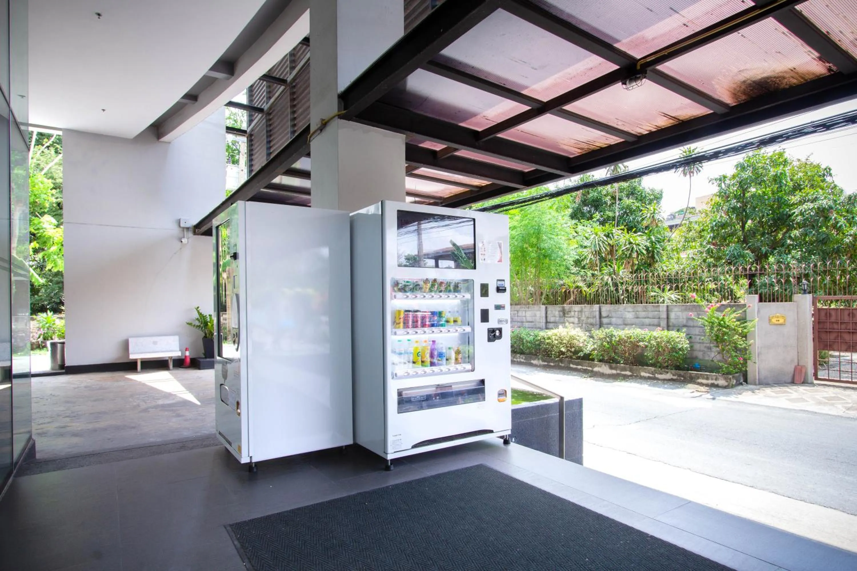 Food and drinks in Lily Hotel Bangkok