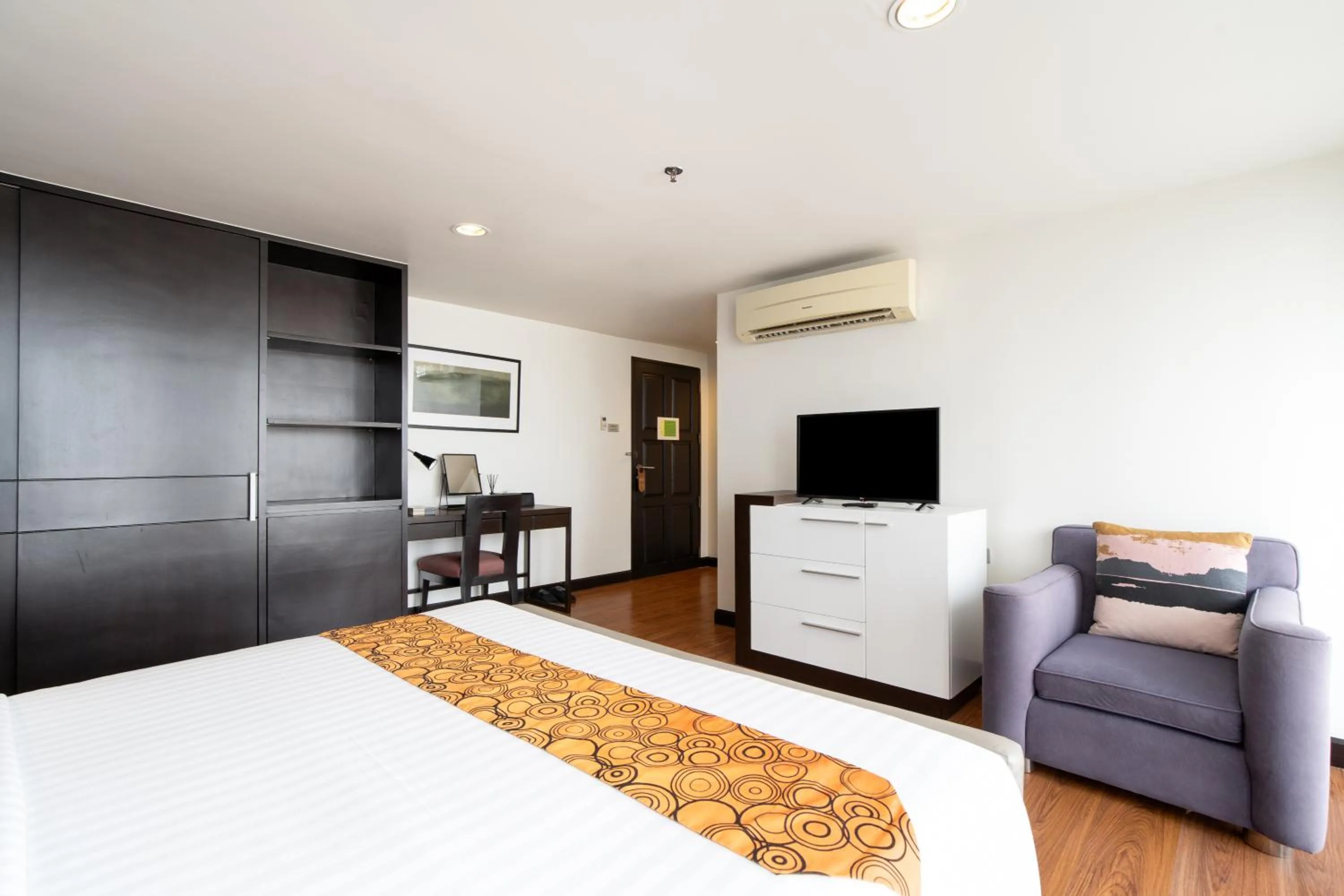 Photo of the whole room, Bed in Lily Hotel Bangkok