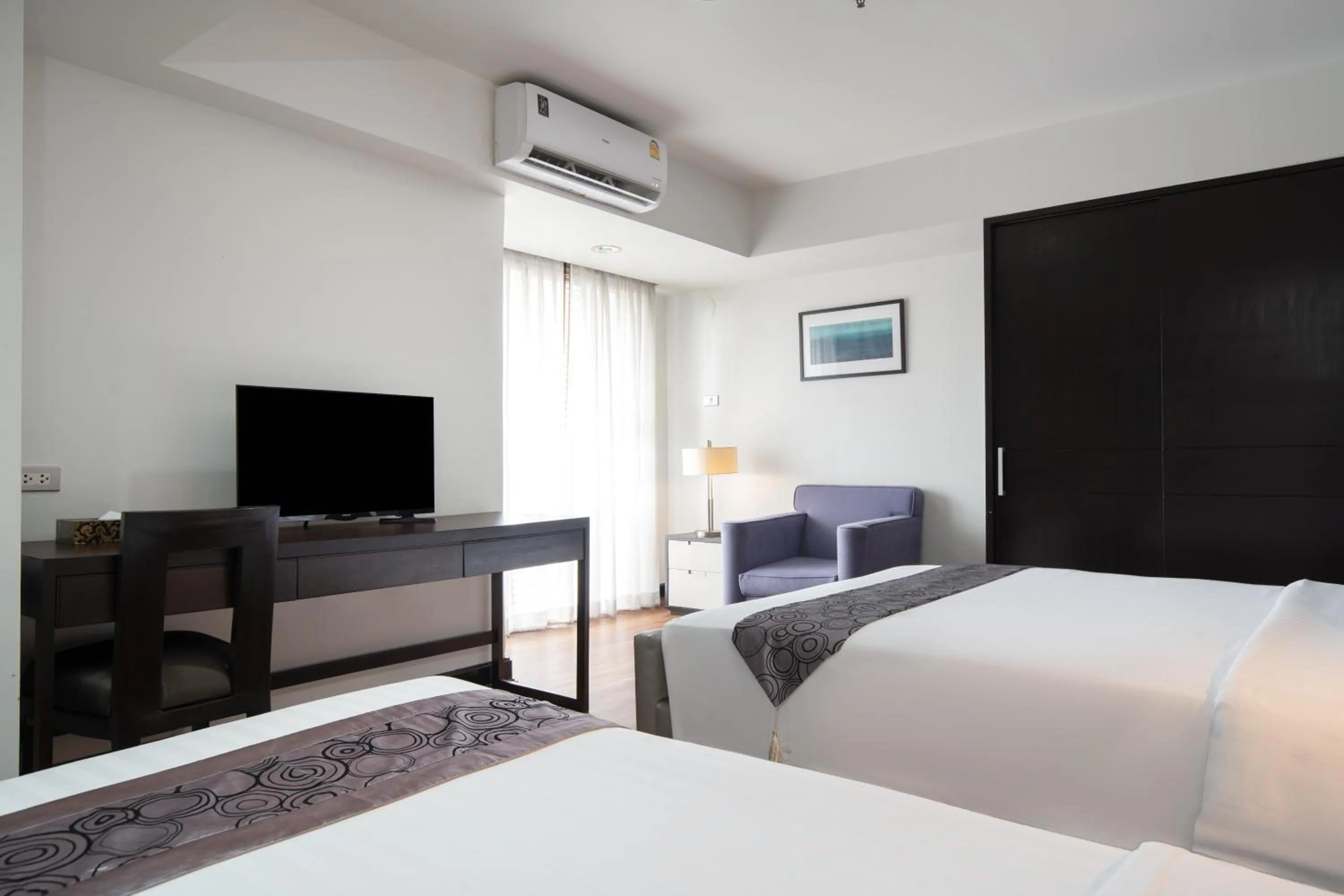 Communal lounge/ TV room, Bed in Lily Hotel Bangkok