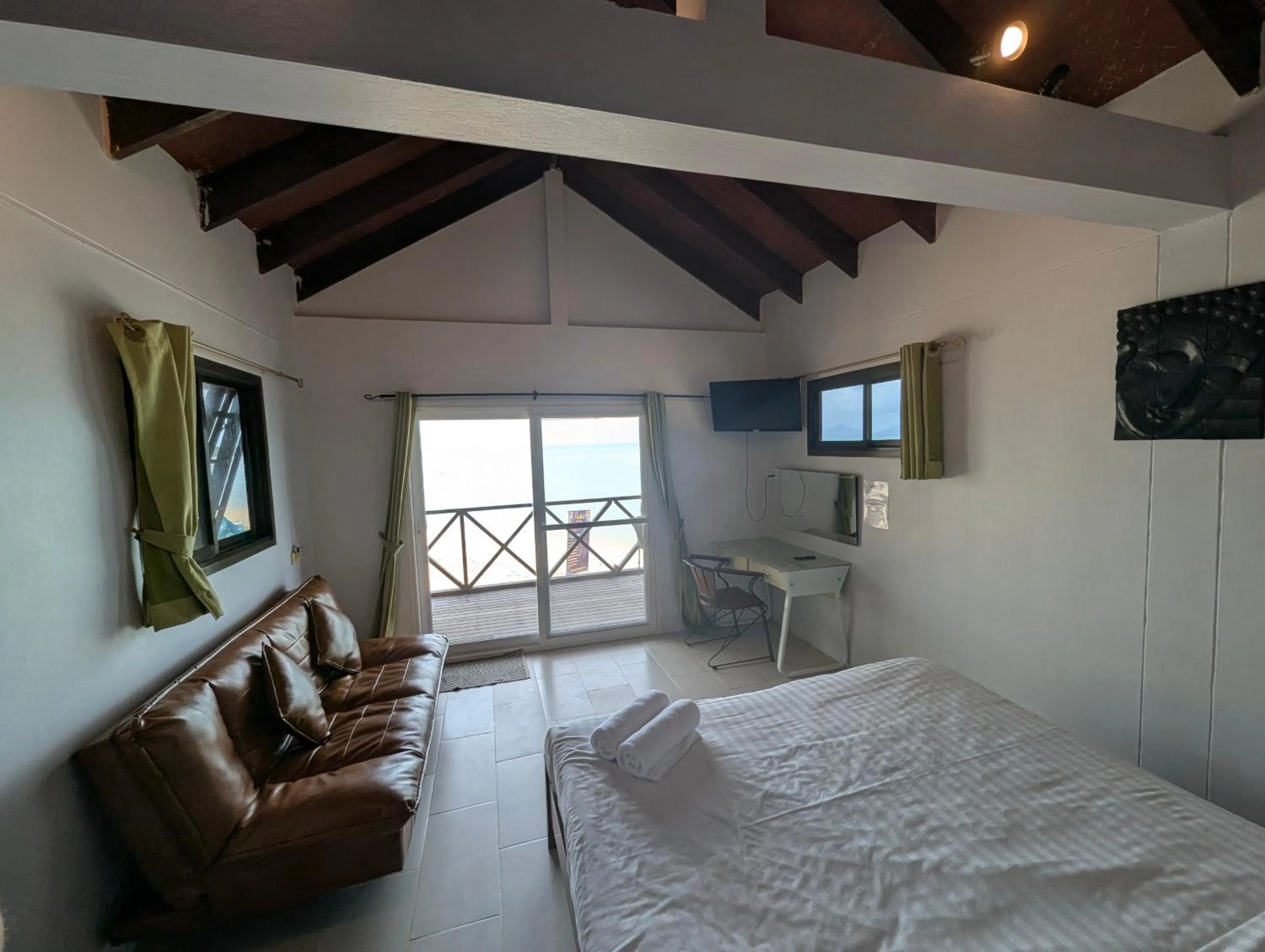 Photo of the whole room, Bed in Moonhut Bungalows