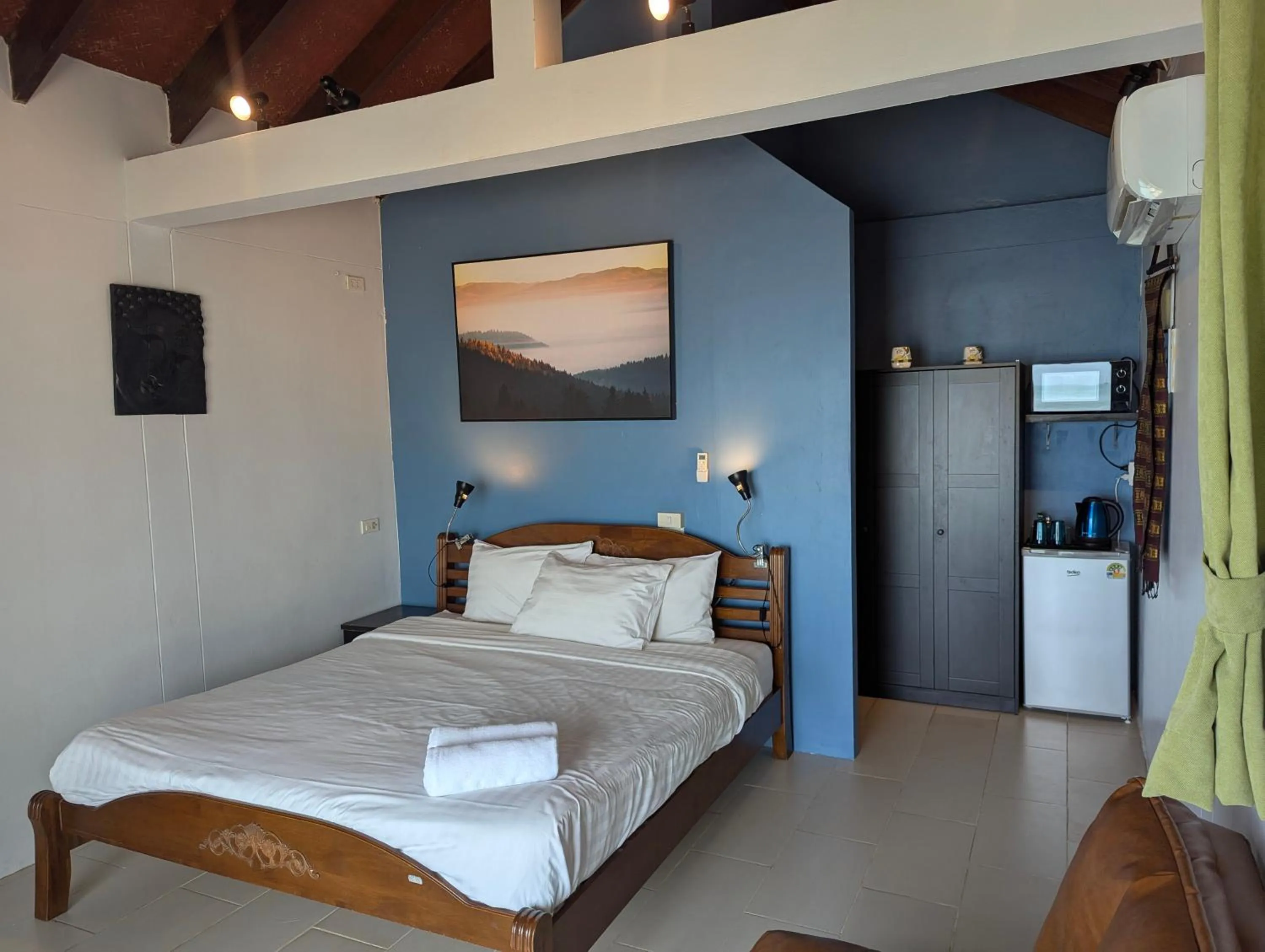 Photo of the whole room, Bed in Moonhut Bungalows