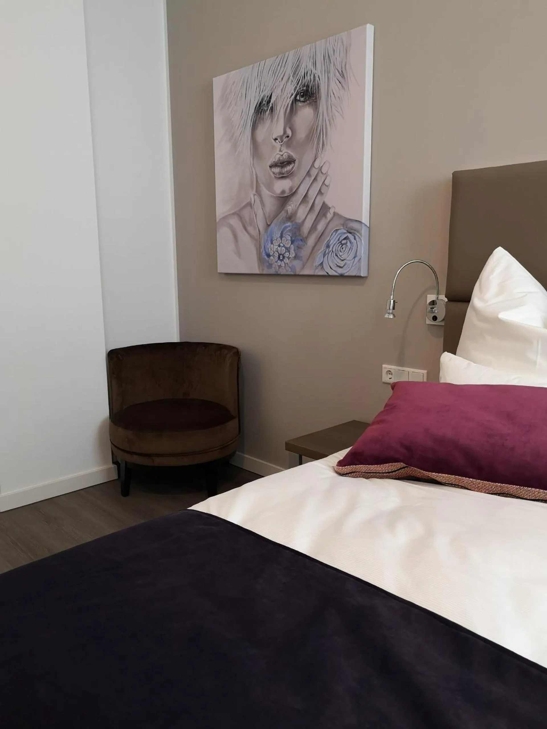 Seating area, Bed in Trip Inn PostApart Aschaffenburg