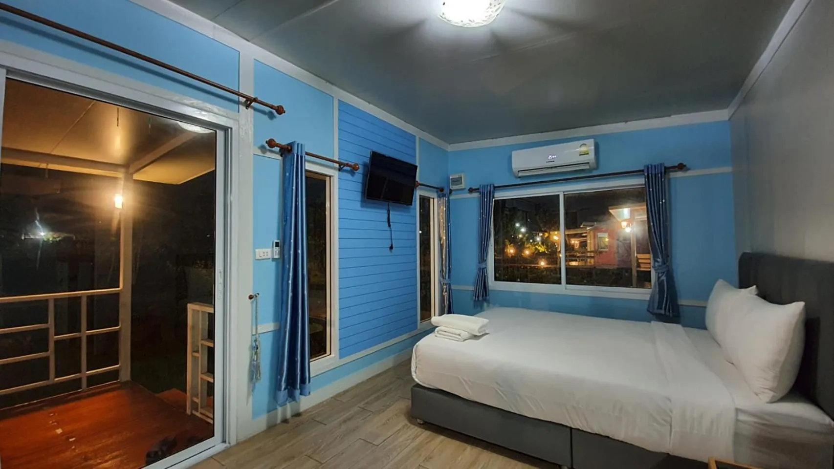 Property building, Bed in Phalagoon Resort