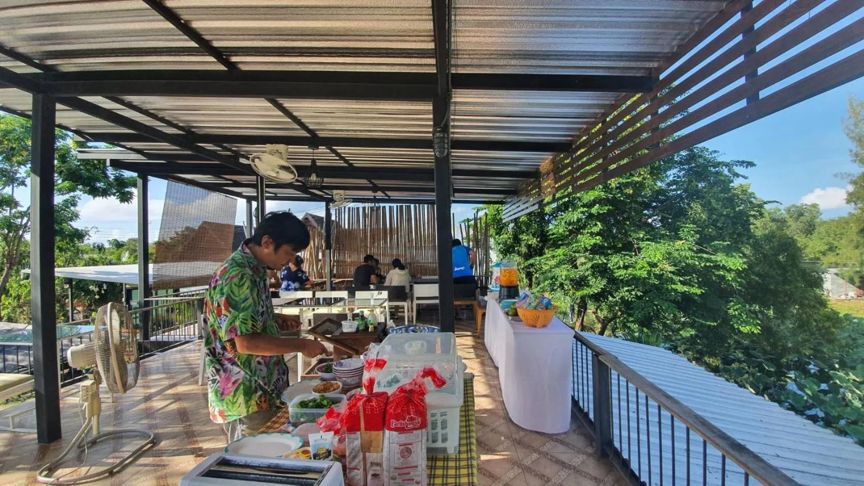 Restaurant/places to eat in Phalagoon Resort