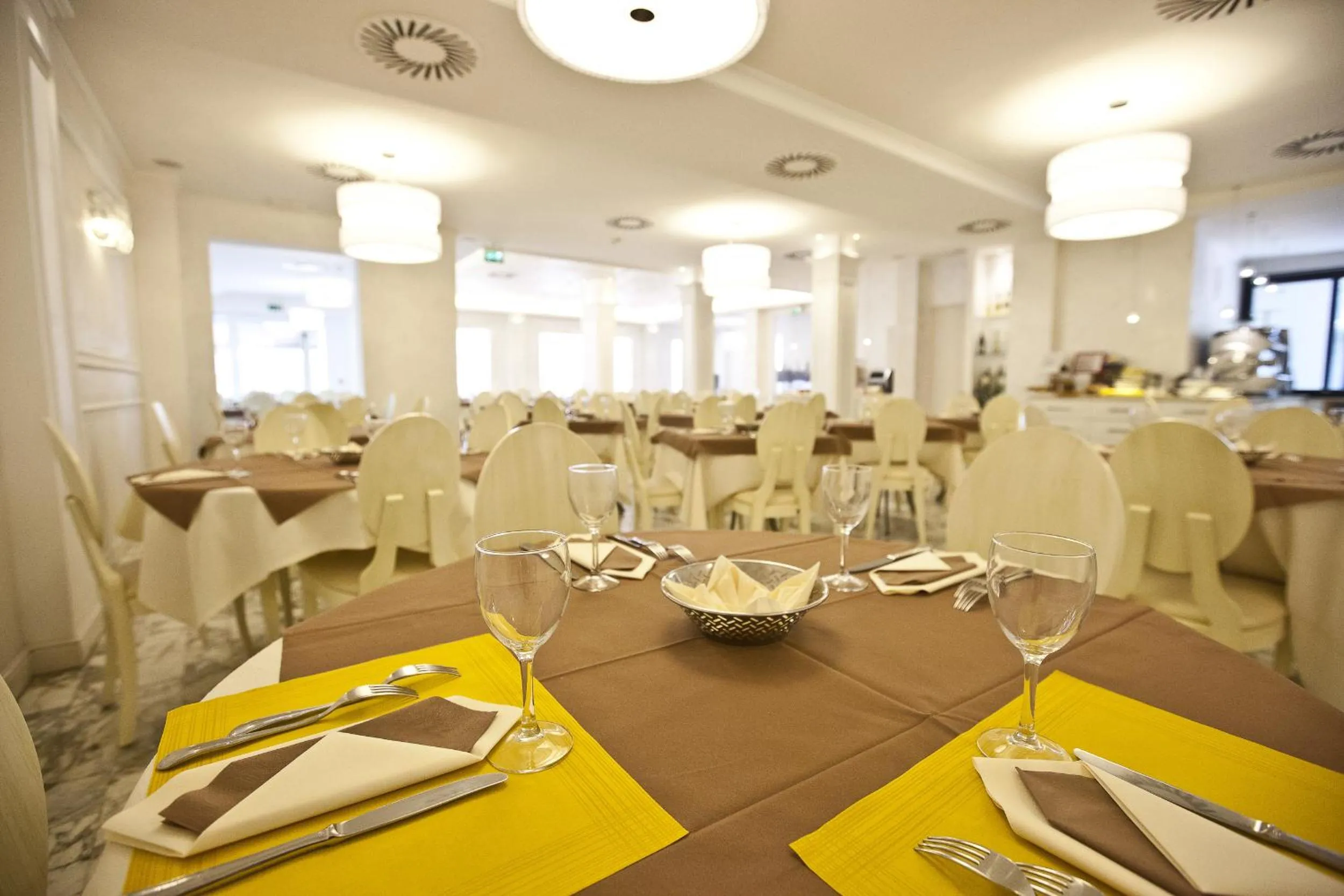 Restaurant/places to eat in Hotel Aurora