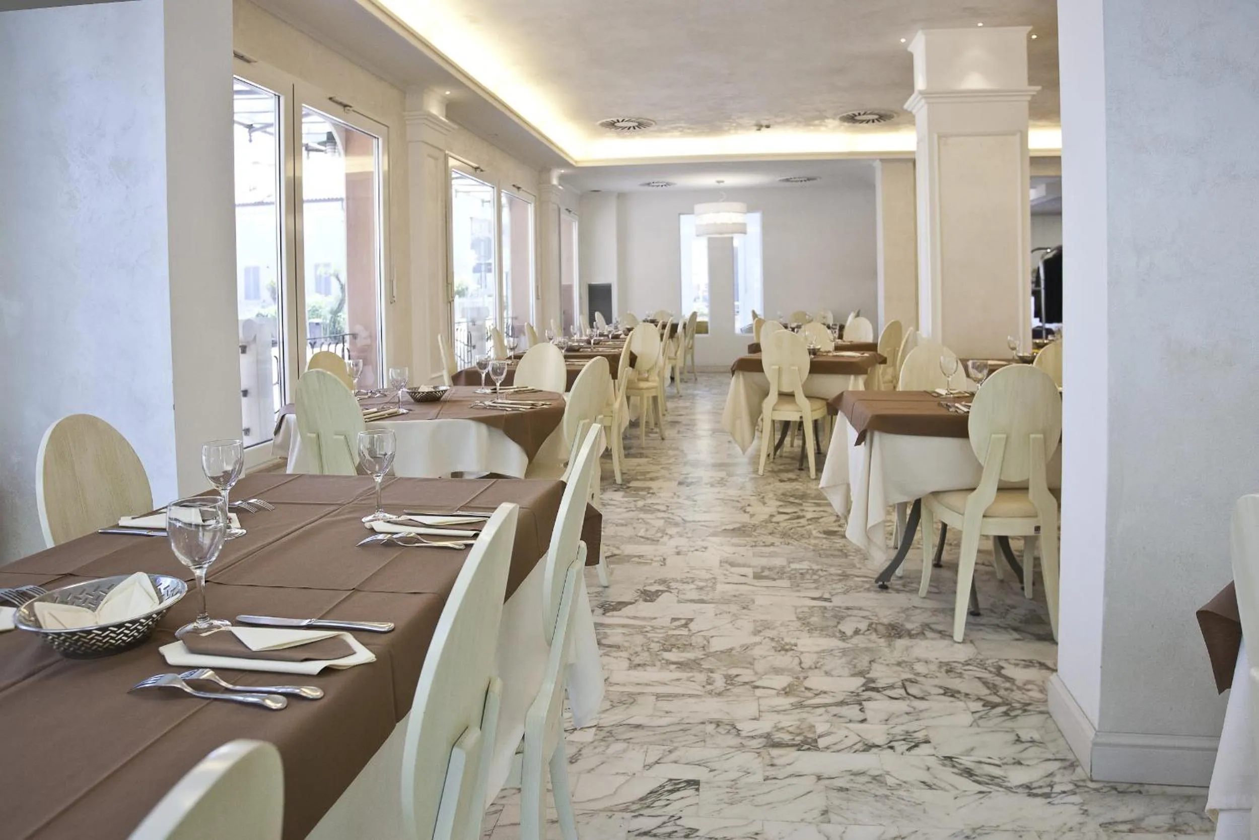 Restaurant/places to eat in Hotel Aurora