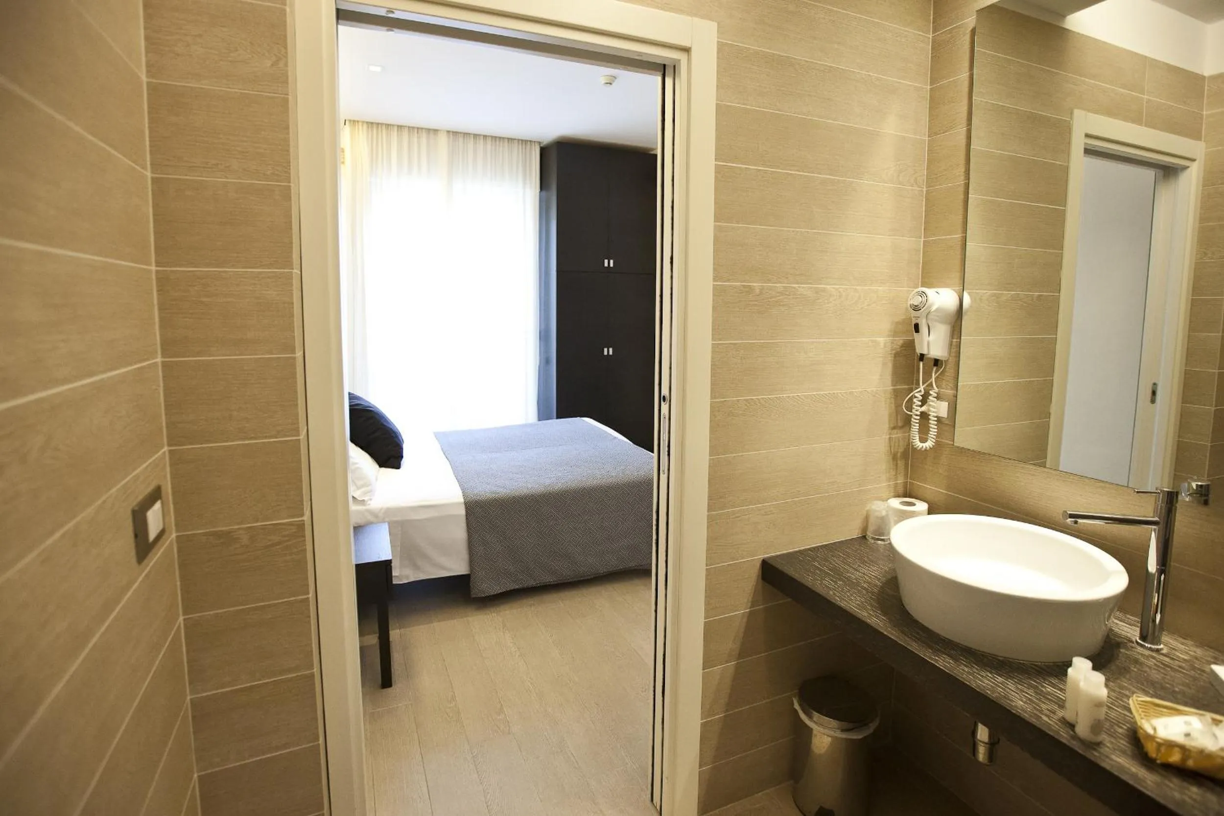 Bathroom, Bed in Hotel Aurora