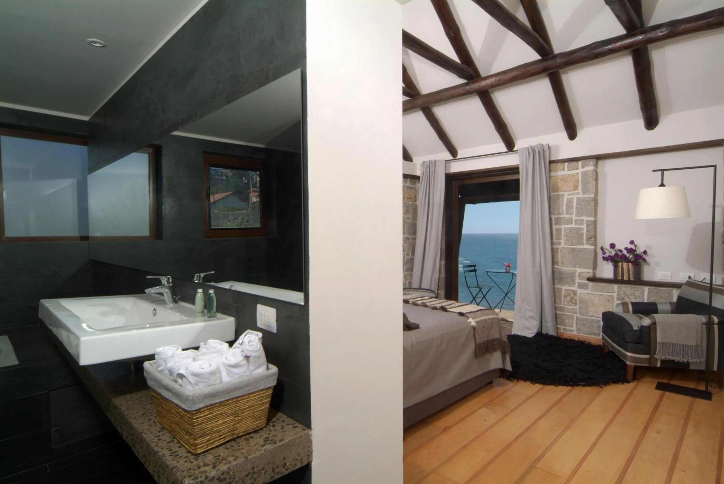 Bathroom, Bed in Hotel Boutique Casadoca