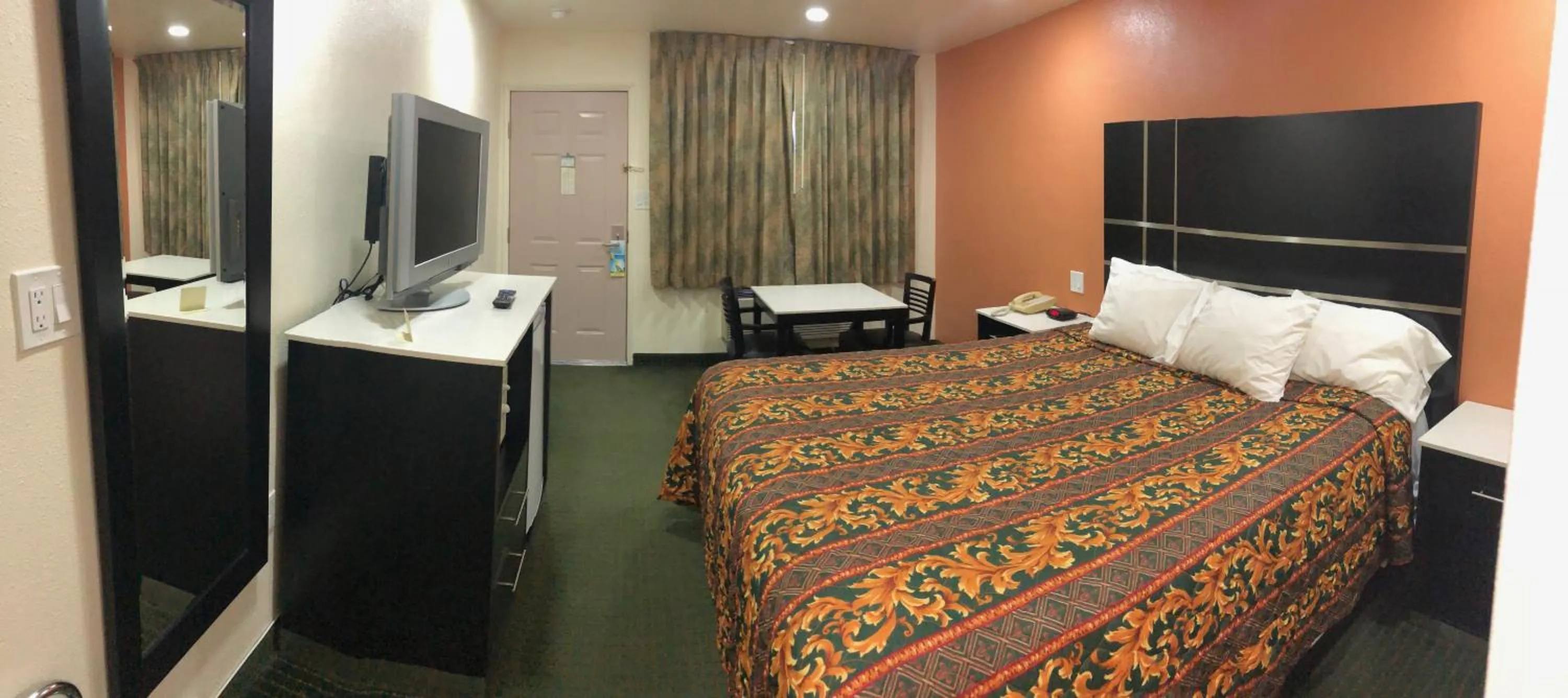 Photo of the whole room, Bed in Days Inn by Wyndham Oroville