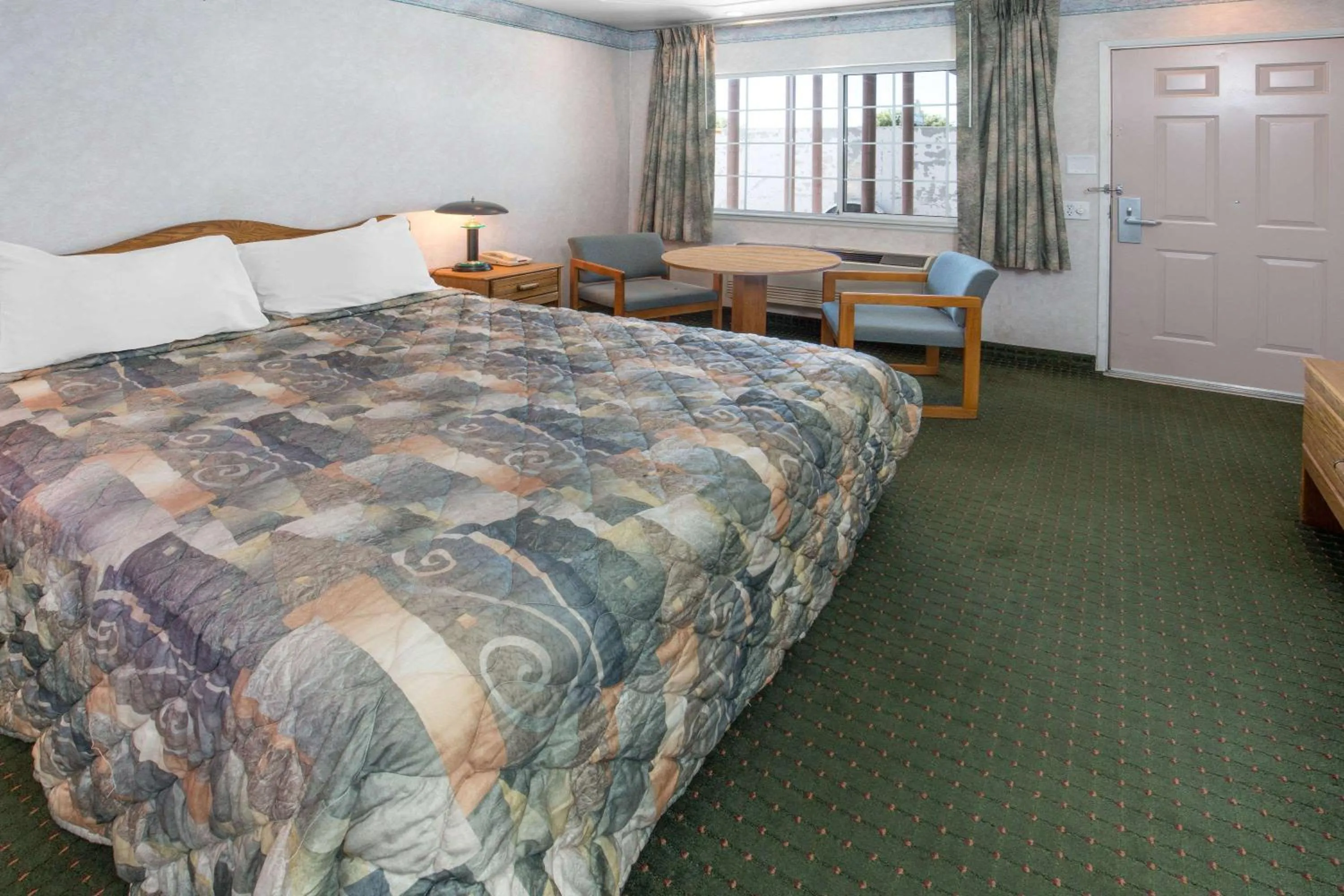 Photo of the whole room, Bed in Days Inn by Wyndham Oroville