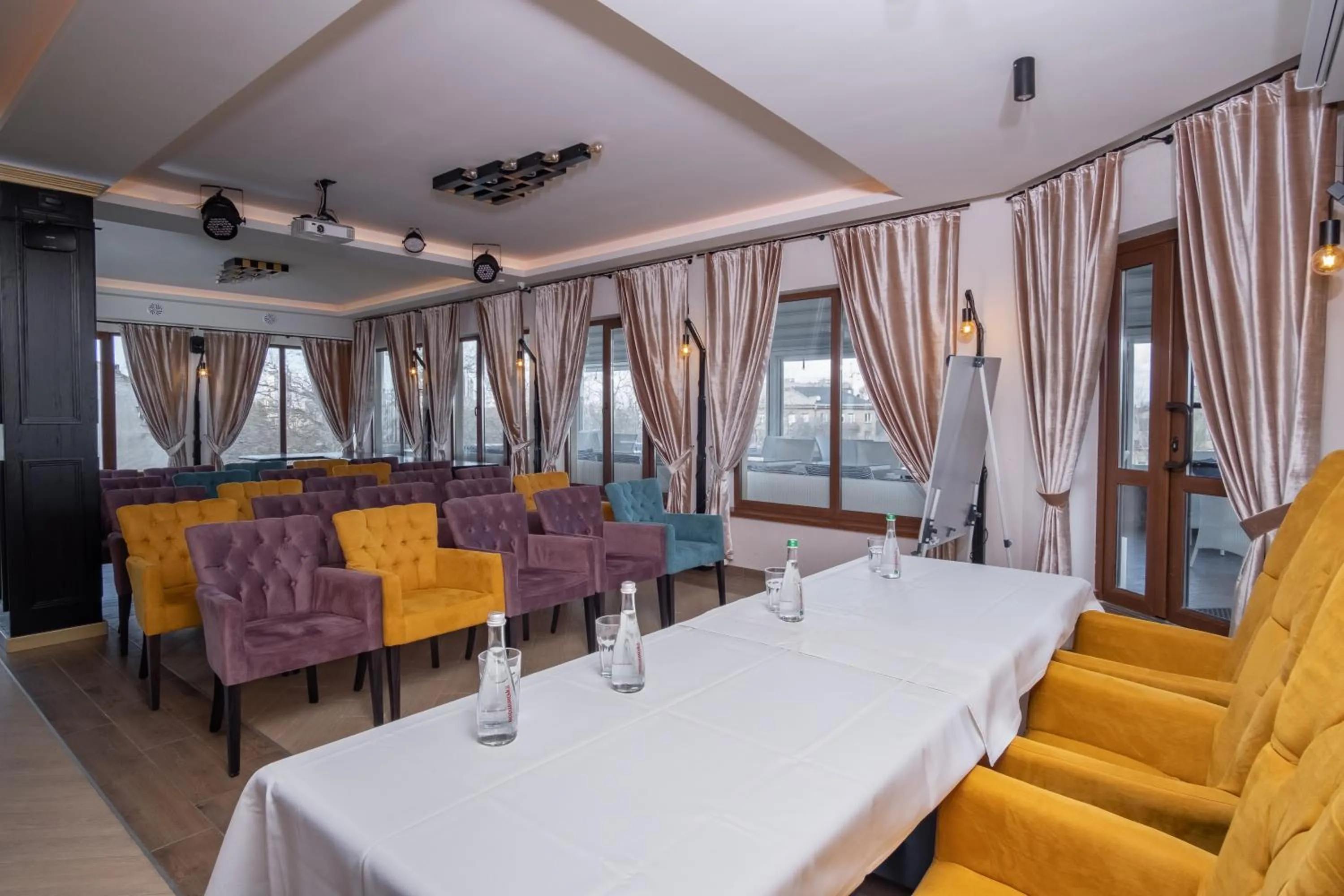 Restaurant/places to eat in Boomerang Boutique Hotel