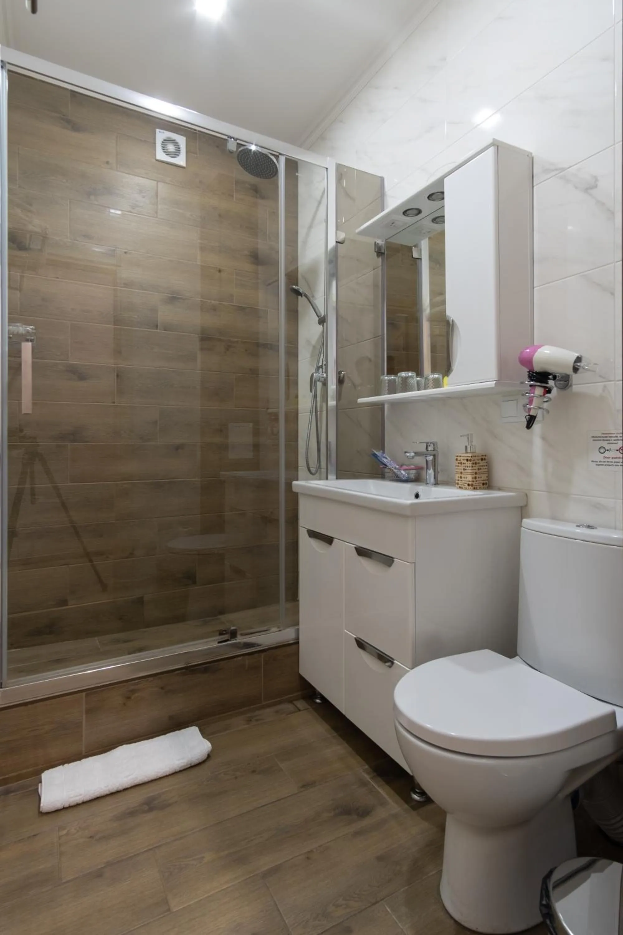 Shower in Boomerang Boutique Hotel