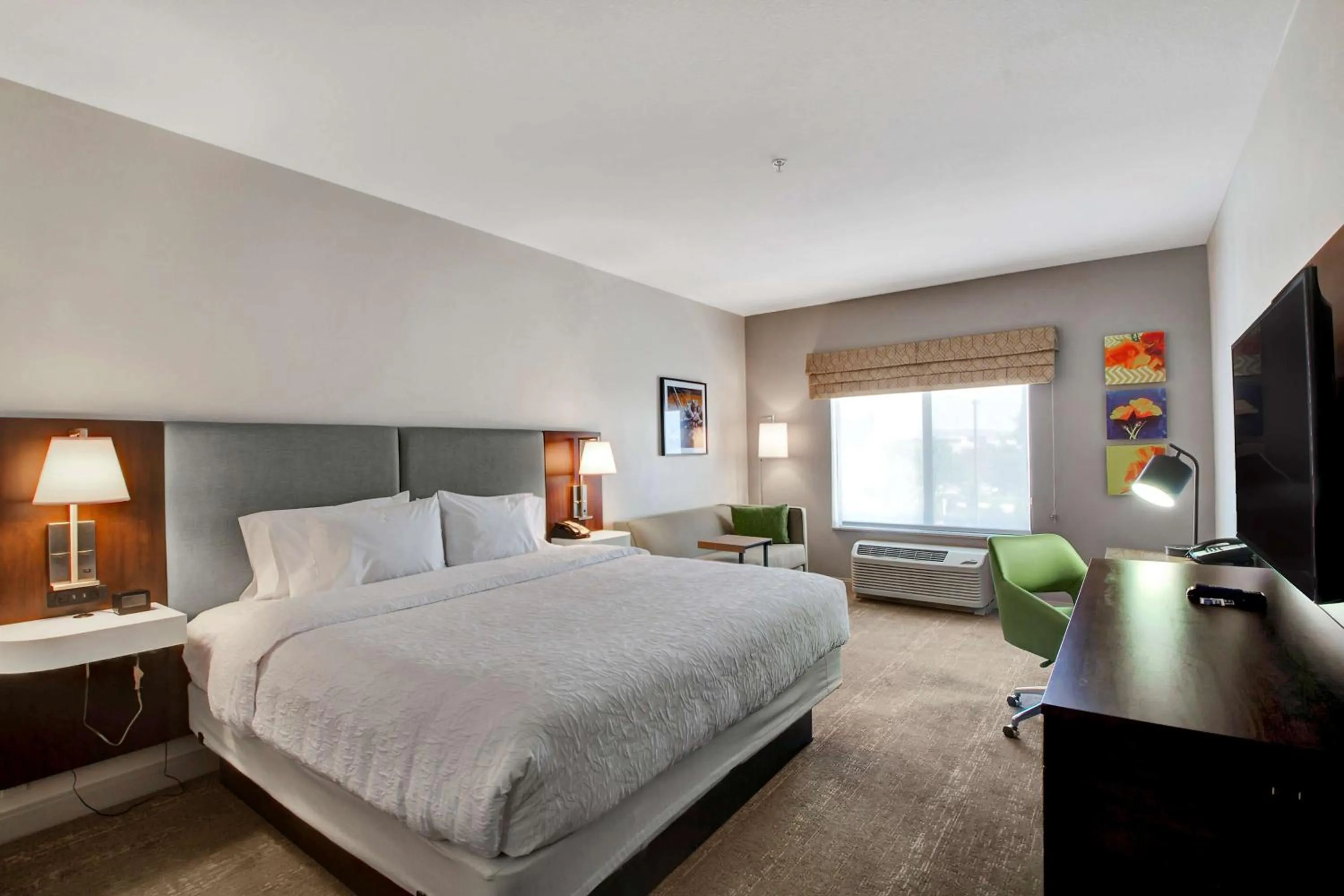 Bed in Hampton Inn & Suites by Hilton Hemet Menifee Murrieta