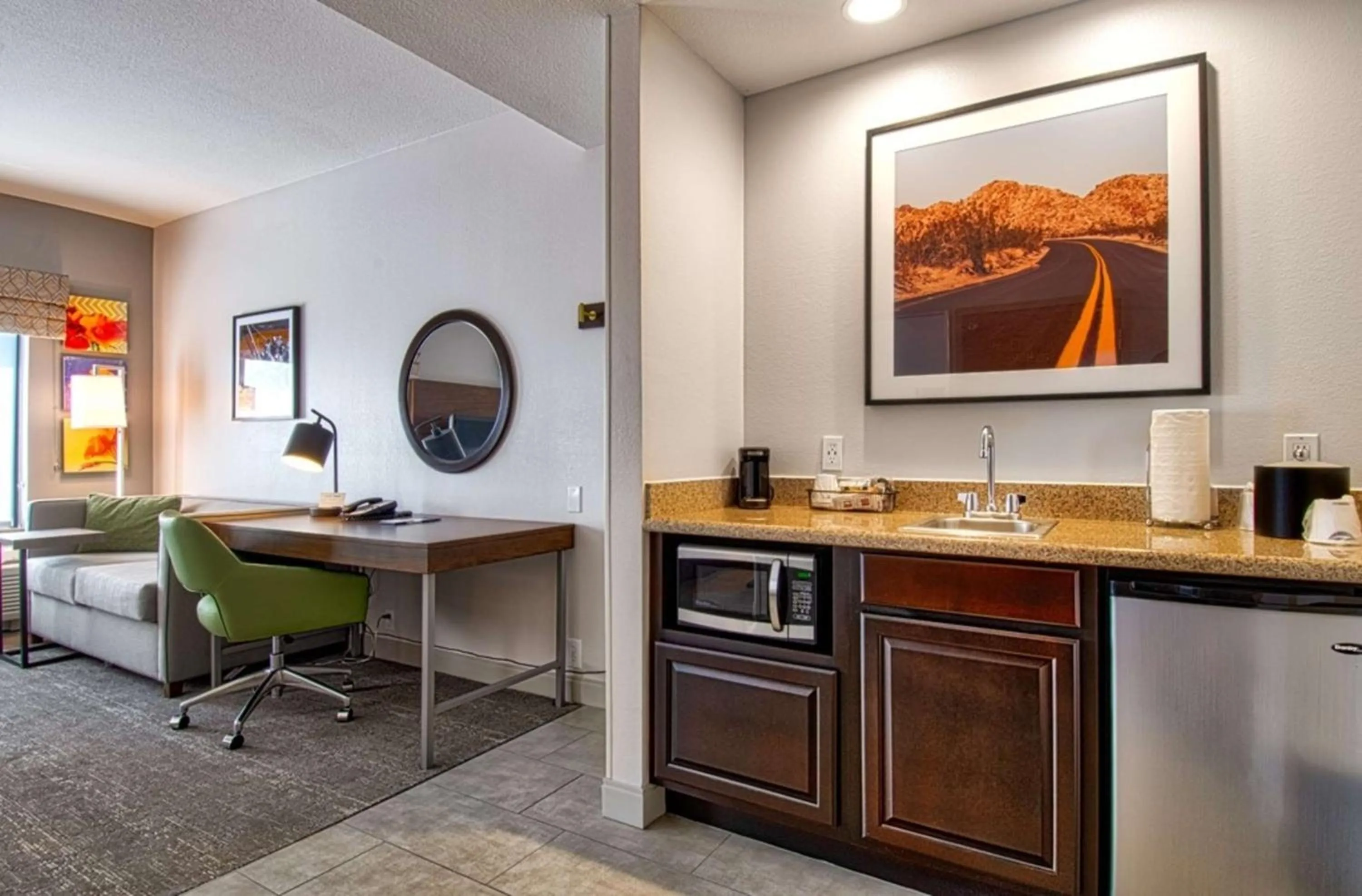 Living room, Bed in Hampton Inn & Suites by Hilton Hemet Menifee Murrieta