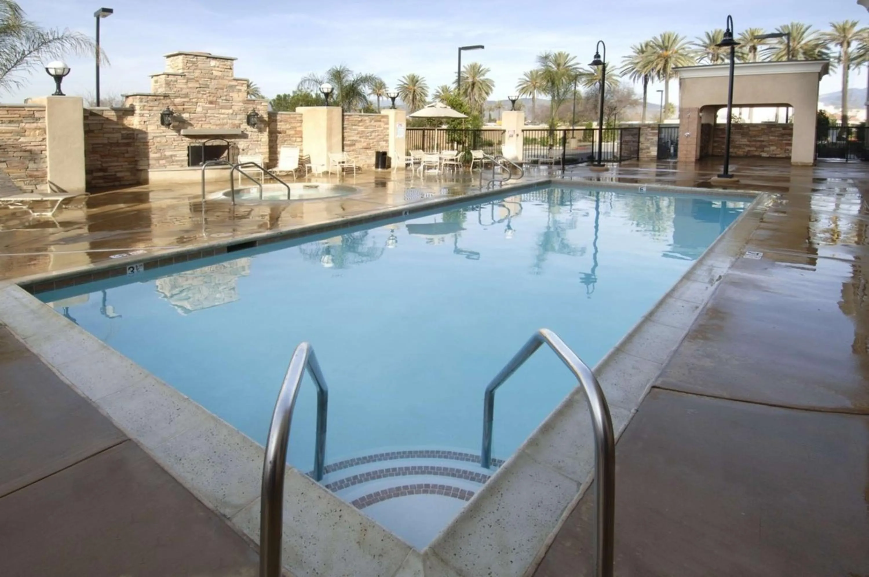 Pool view in Hampton Inn & Suites by Hilton Hemet Menifee Murrieta