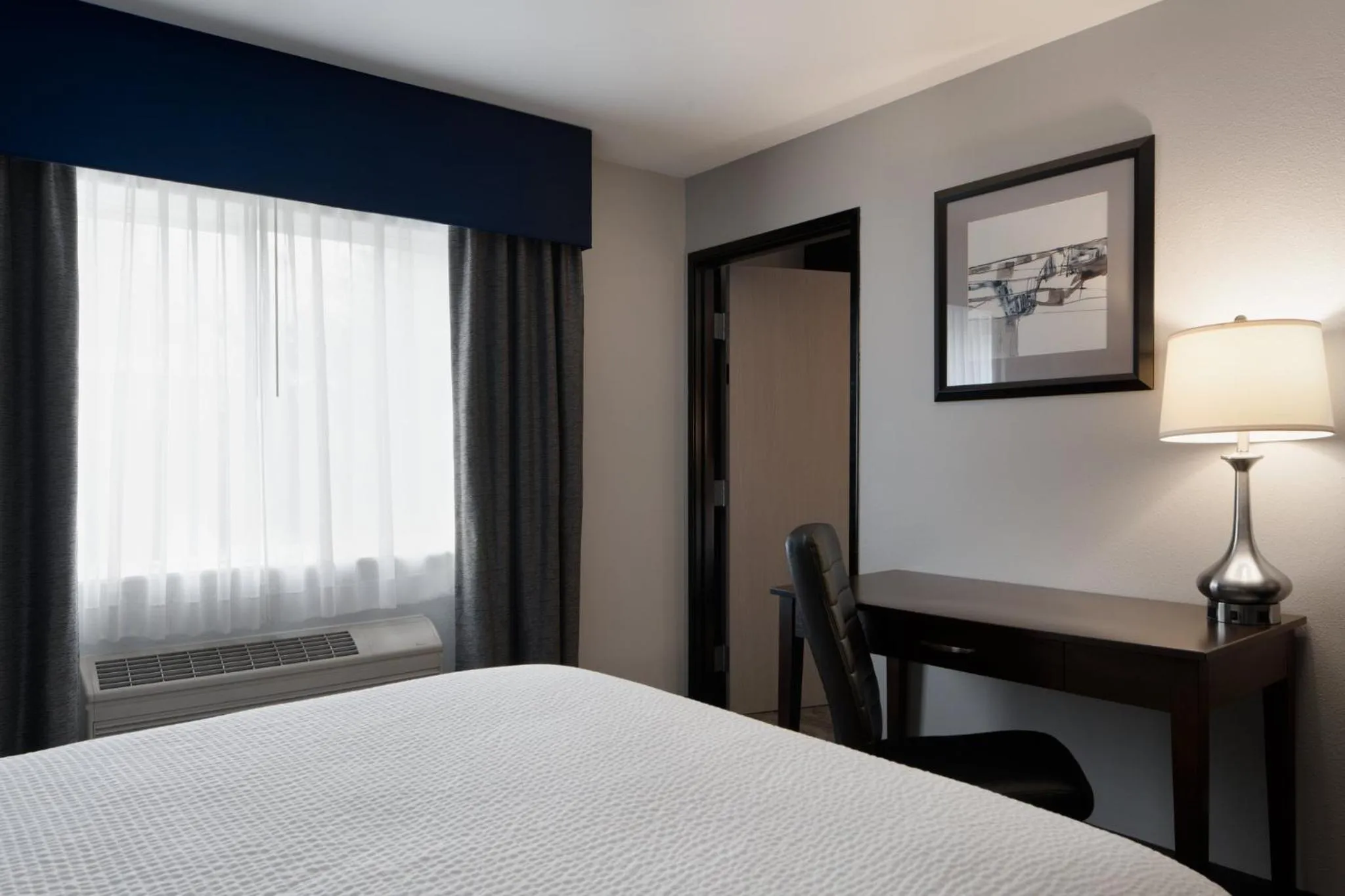 Photo of the whole room, Bed in Garner Hotel Auburn - Seattle by IHG