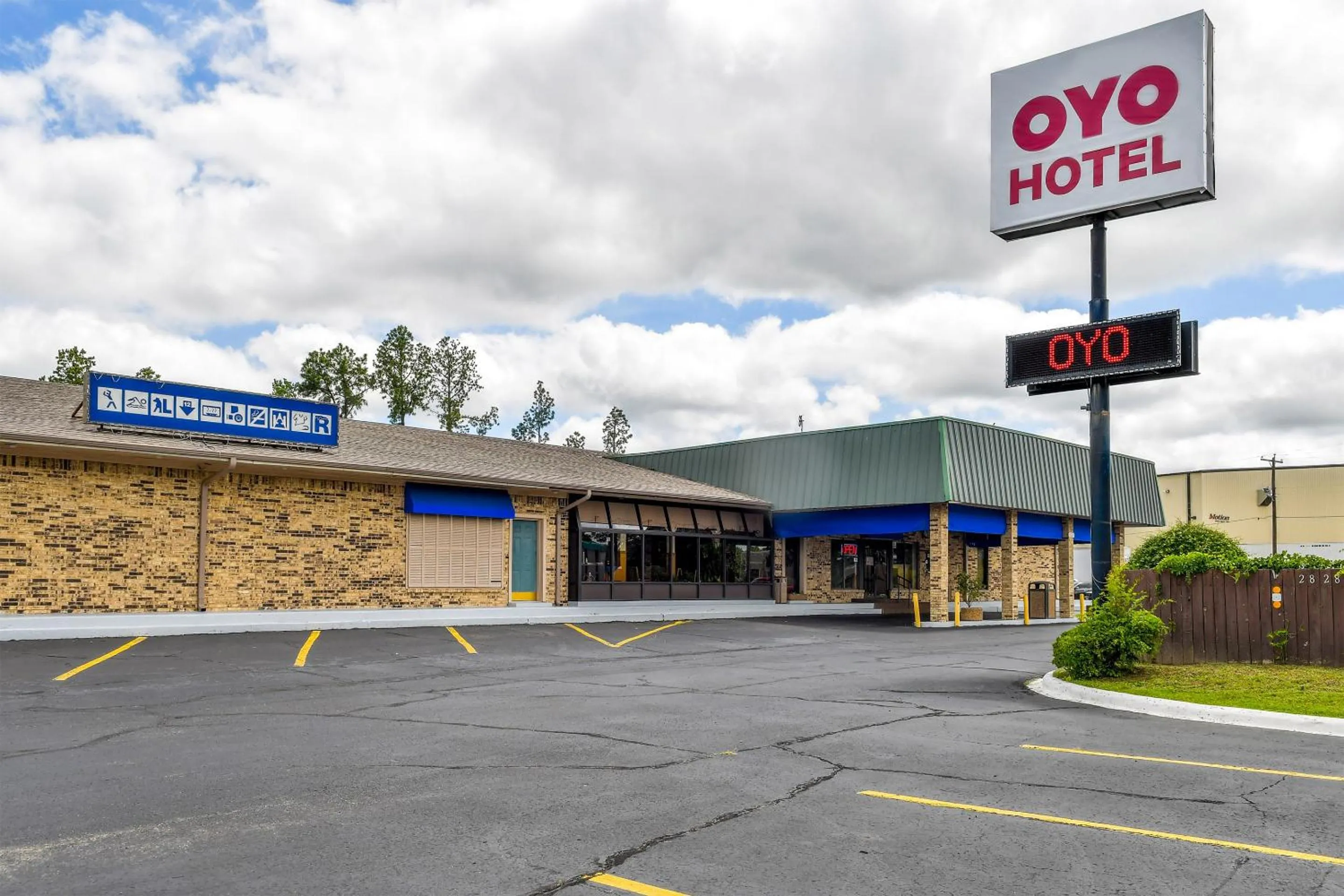 Facade/entrance in OYO Hotel Tyler Lindale