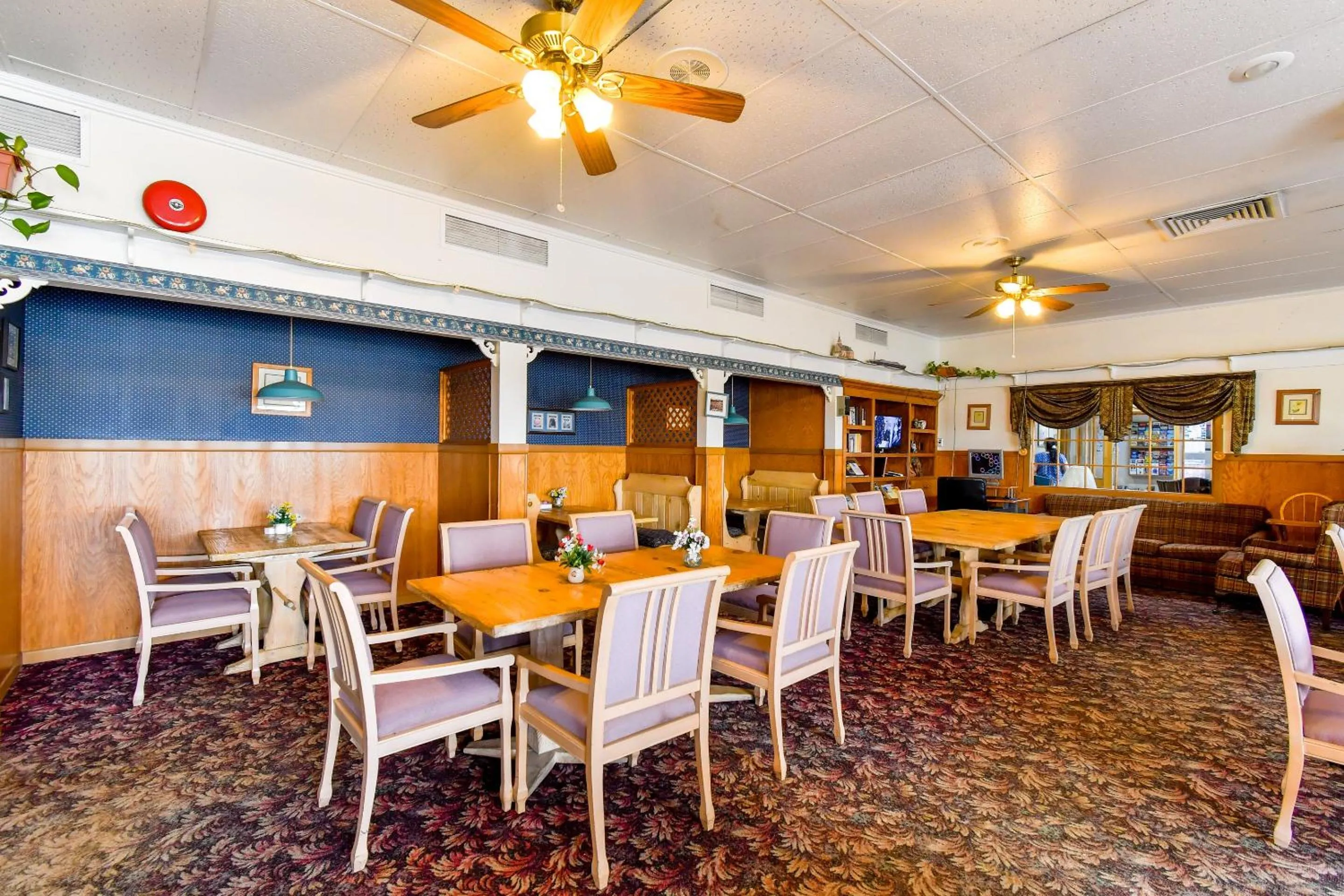 Dining area in OYO Hotel Tyler Lindale