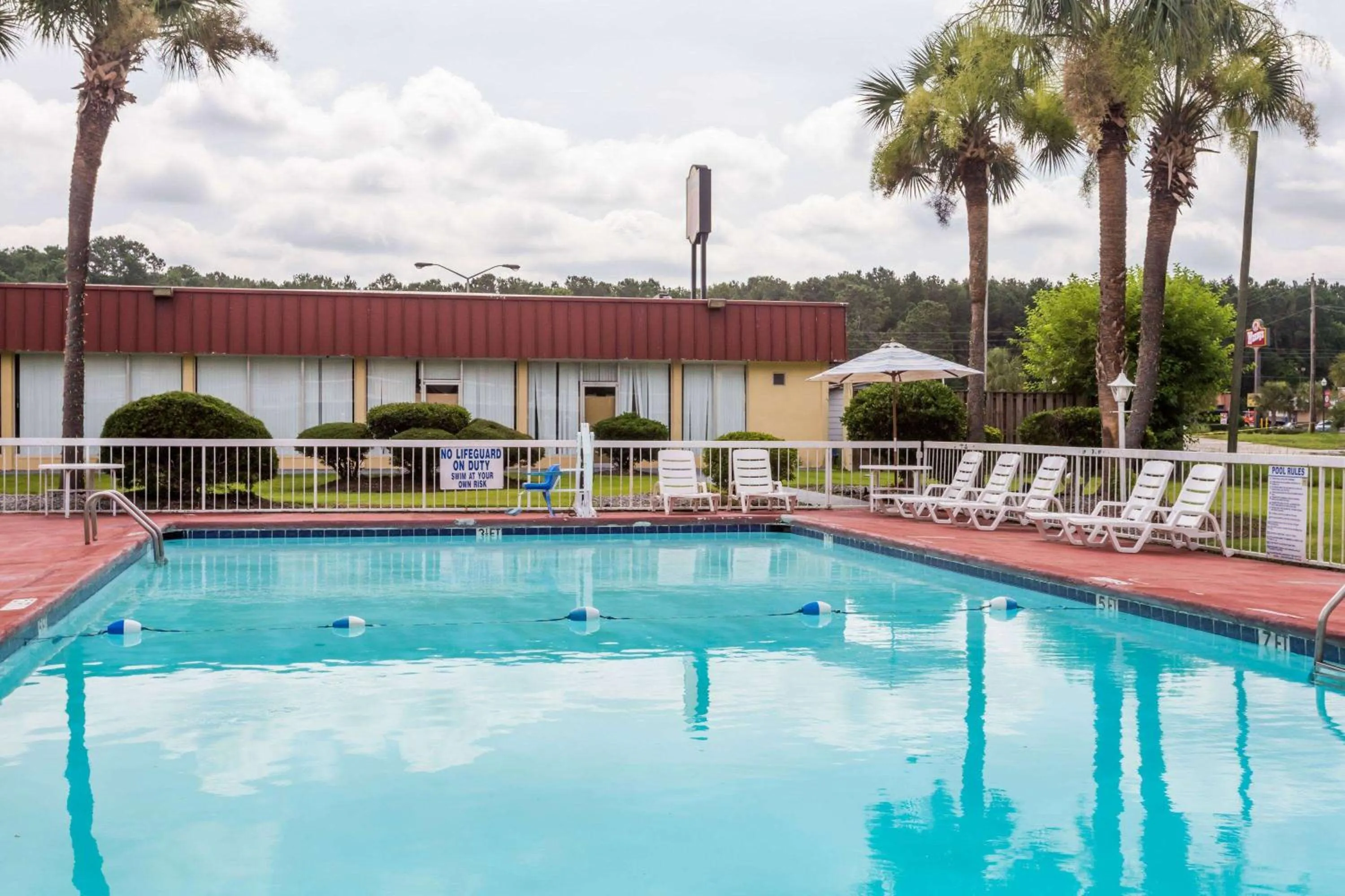 Pool view in Super 8 by Wyndham Hardeeville - Savannah North