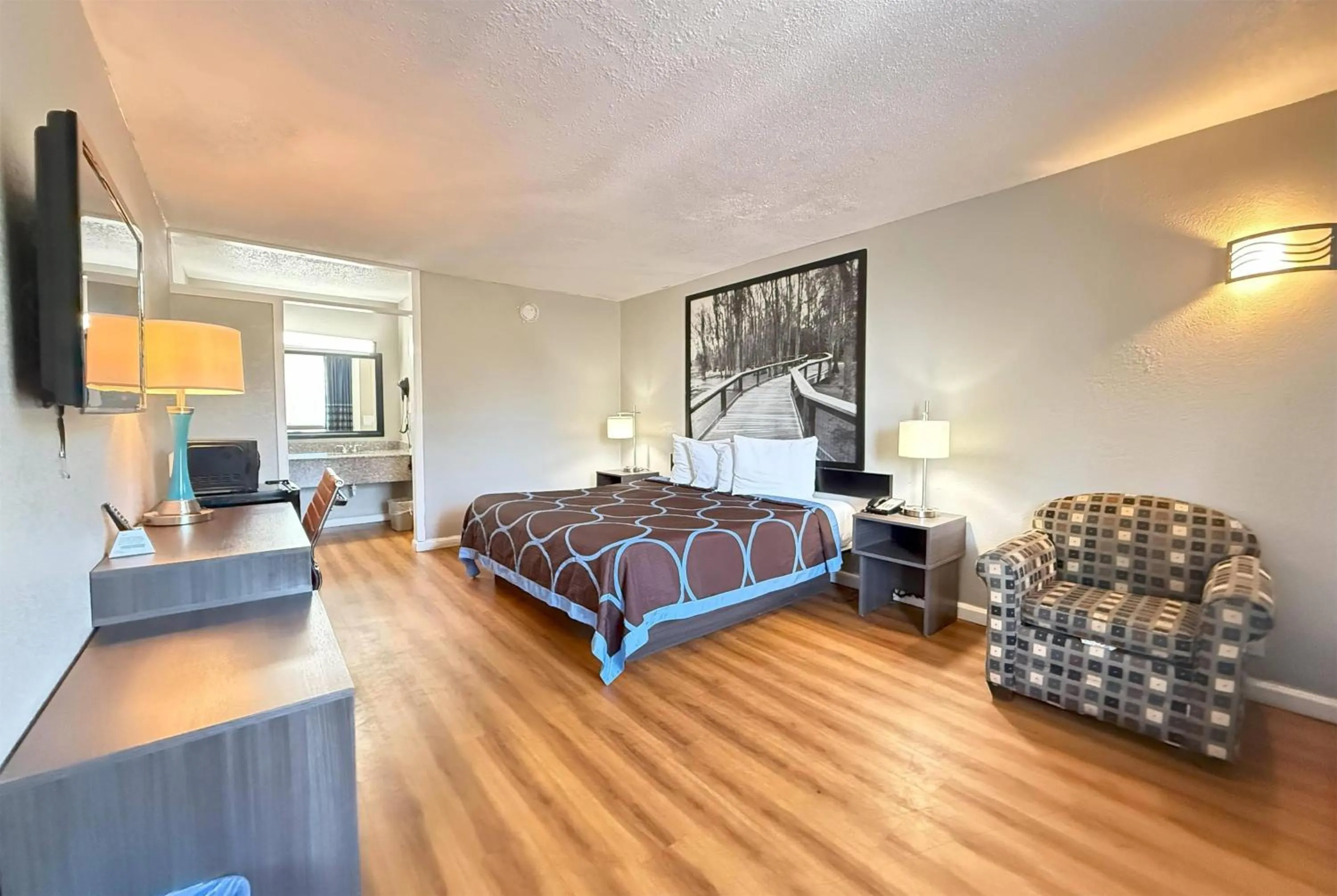 Photo of the whole room, Bed in Super 8 by Wyndham Hardeeville - Savannah North