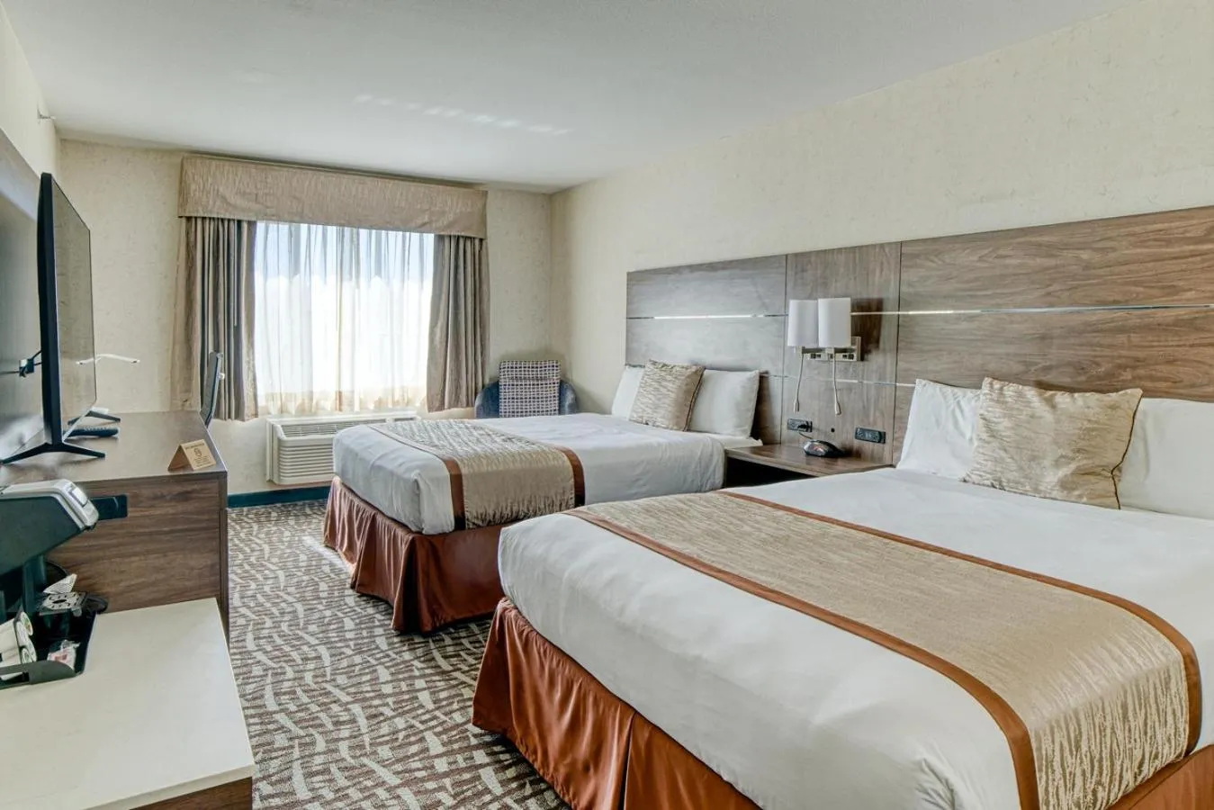 Photo of the whole room, Bed in Evergreen Inn & Suites