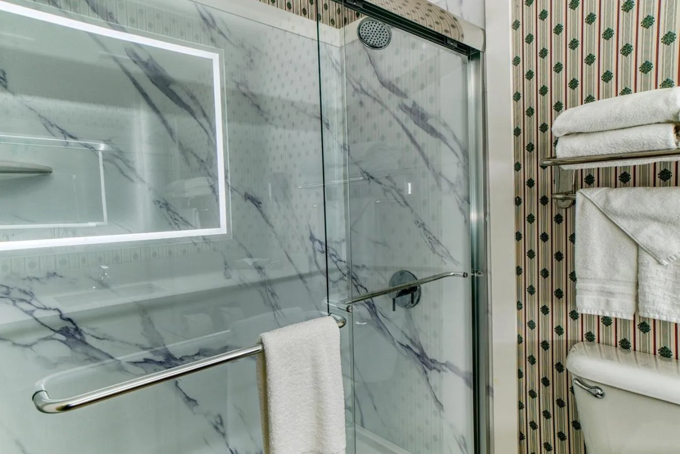 Shower in Evergreen Inn & Suites