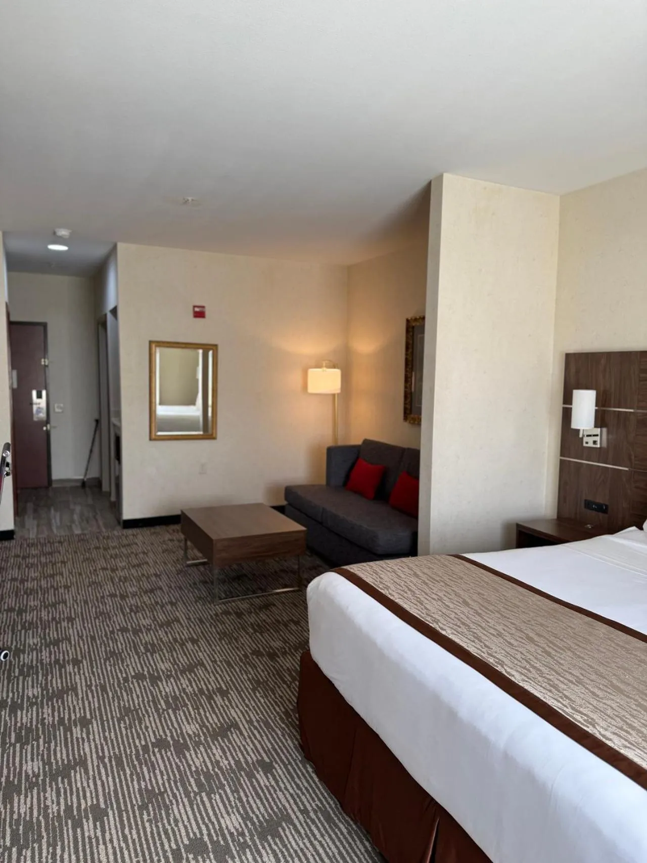Property building, Bed in Evergreen Inn & Suites