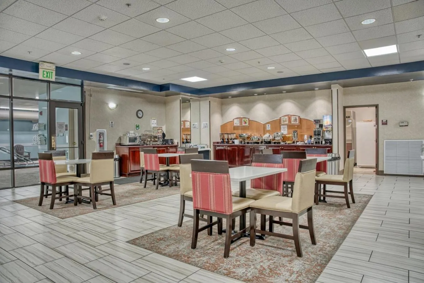 Dining area in Evergreen Inn & Suites