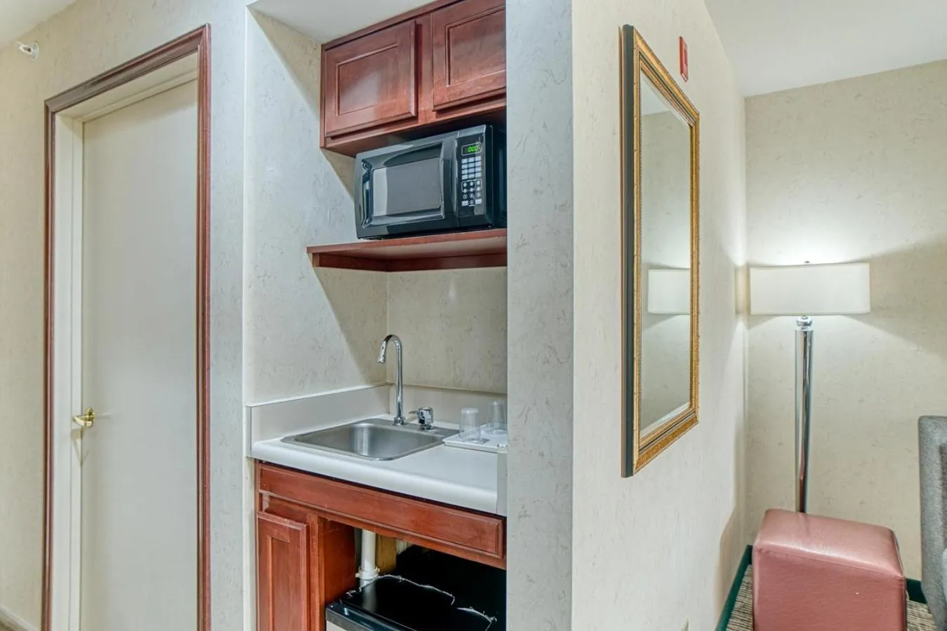 Kitchen or kitchenette in Evergreen Inn & Suites