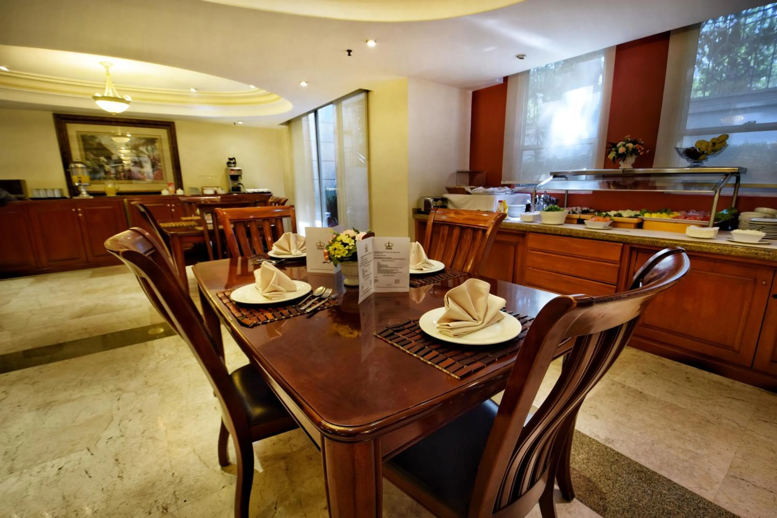 Restaurant/places to eat in Suites Obelisk