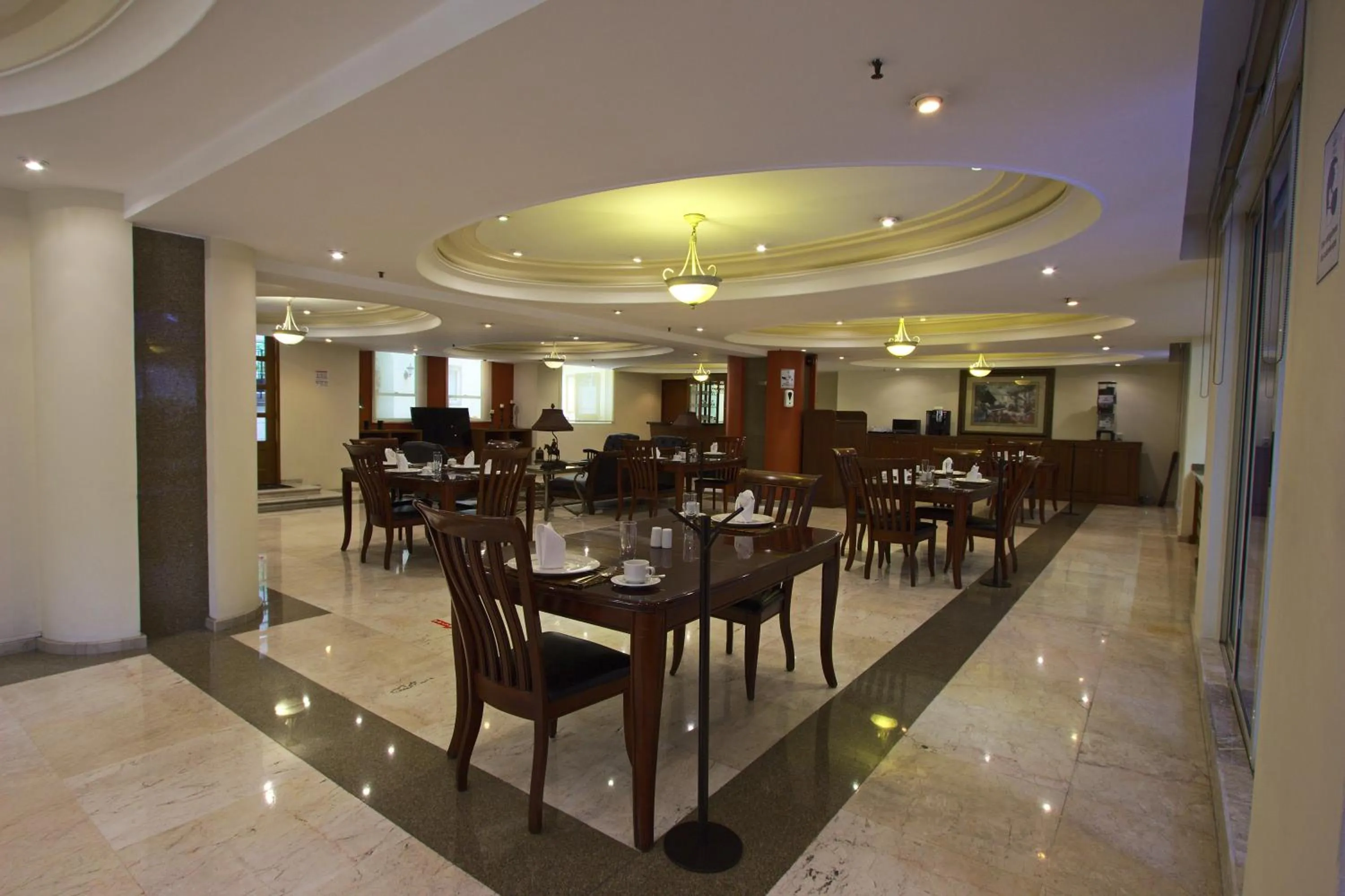 Restaurant/places to eat in Suites Obelisk