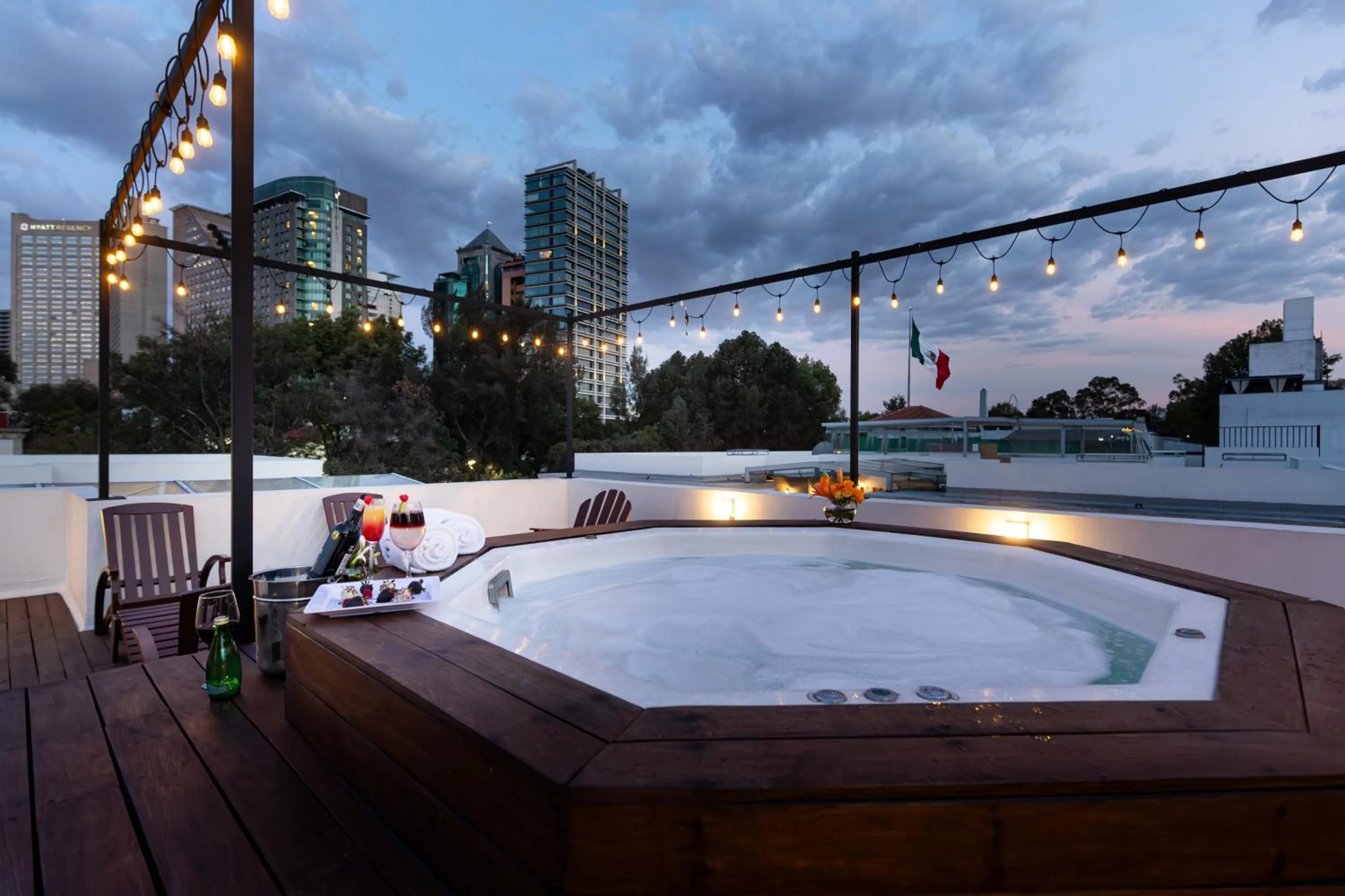 Hot Tub in Suites Obelisk