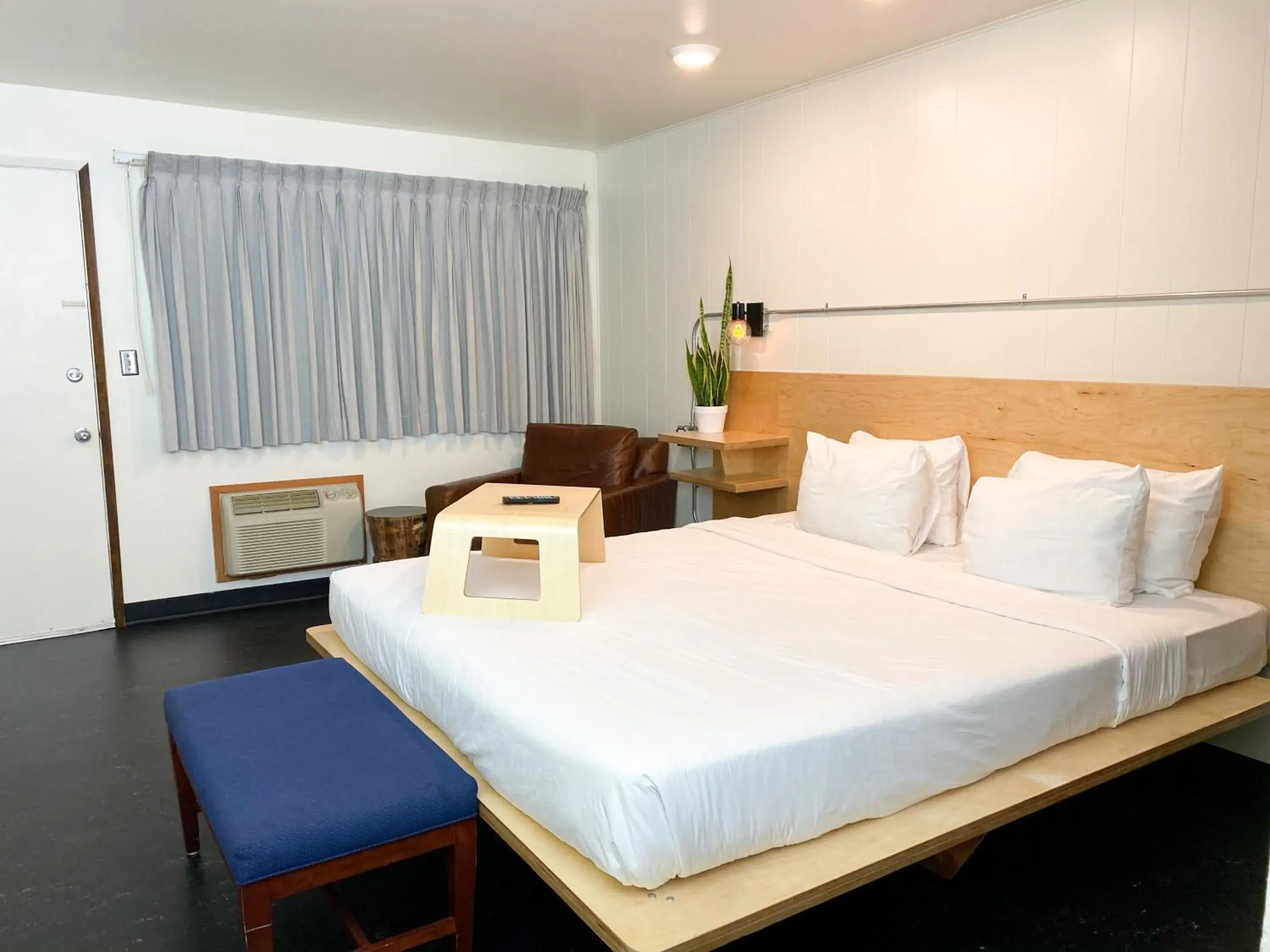 Standard Room with King Bed -Non-Pet Friendly in Hotel Corvallis Standard Room with King Bed -Non-Pet Friendly in Hotel Corvallis