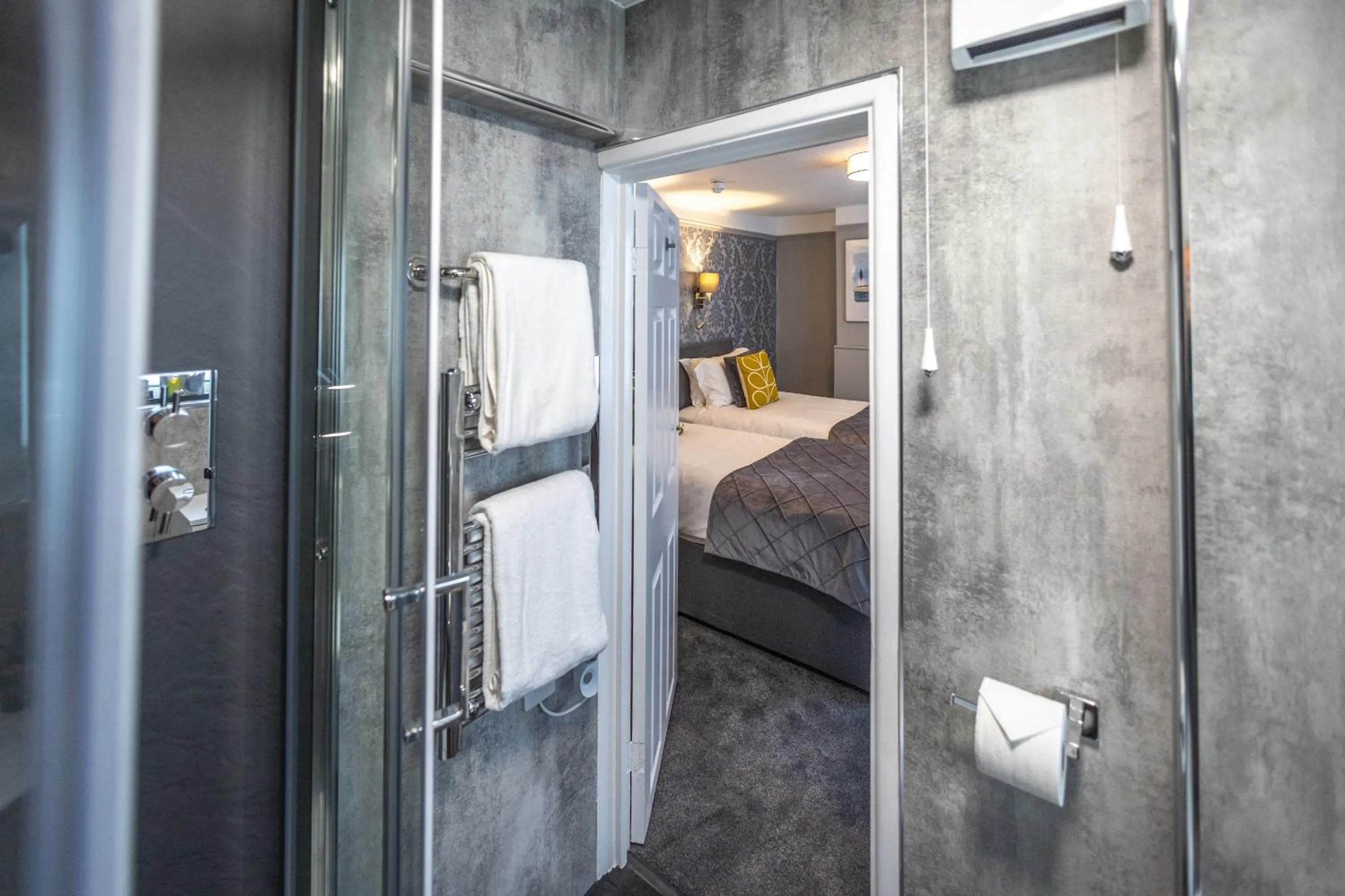 Bathroom, Bed in Gloucester House
