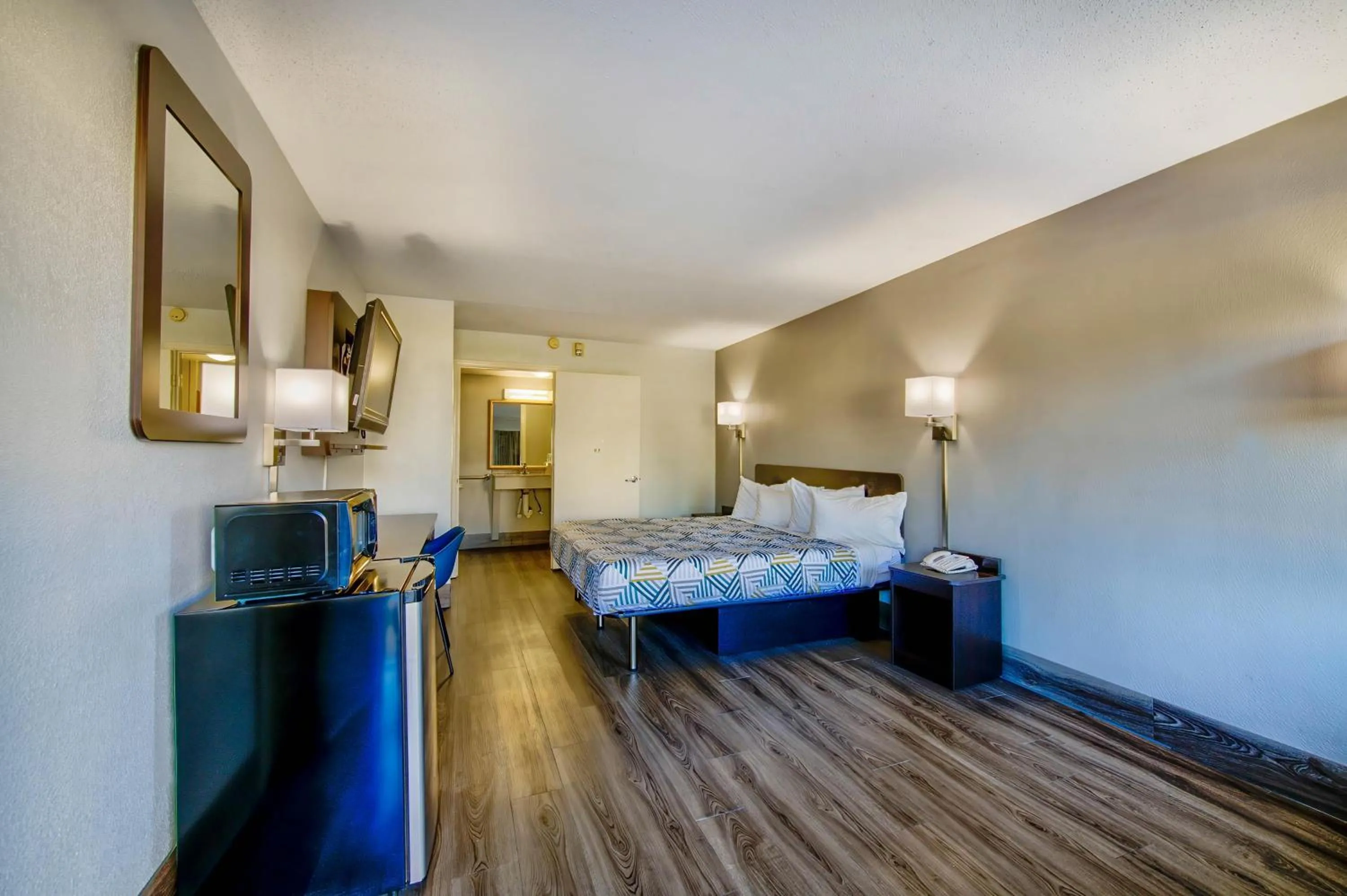 Bedroom, Bed in Motel 6 Birmingham, AL - Medical Center - Inverness Hwy 280