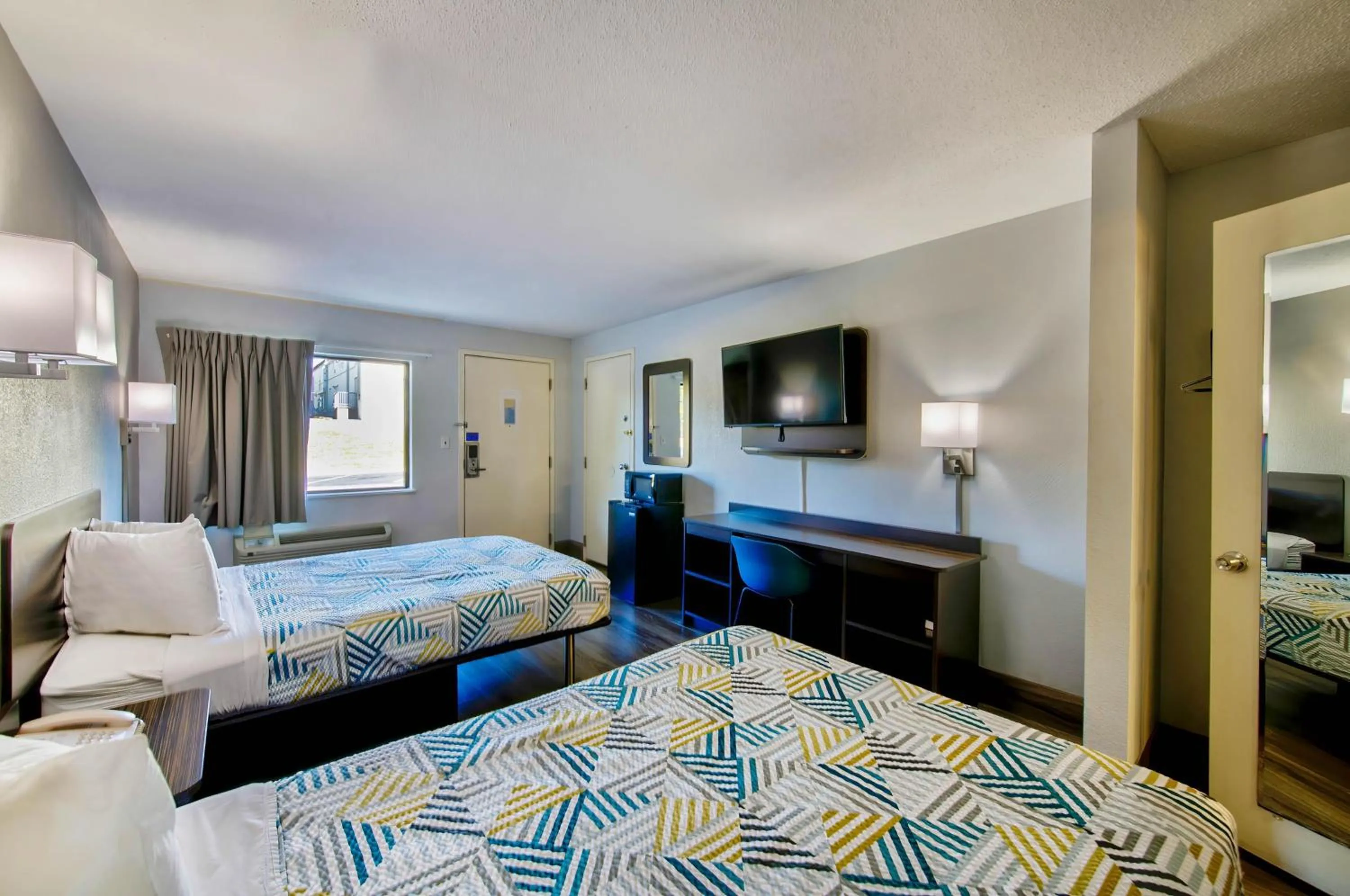 Bedroom, Bed in Motel 6 Birmingham, AL - Medical Center - Inverness Hwy 280