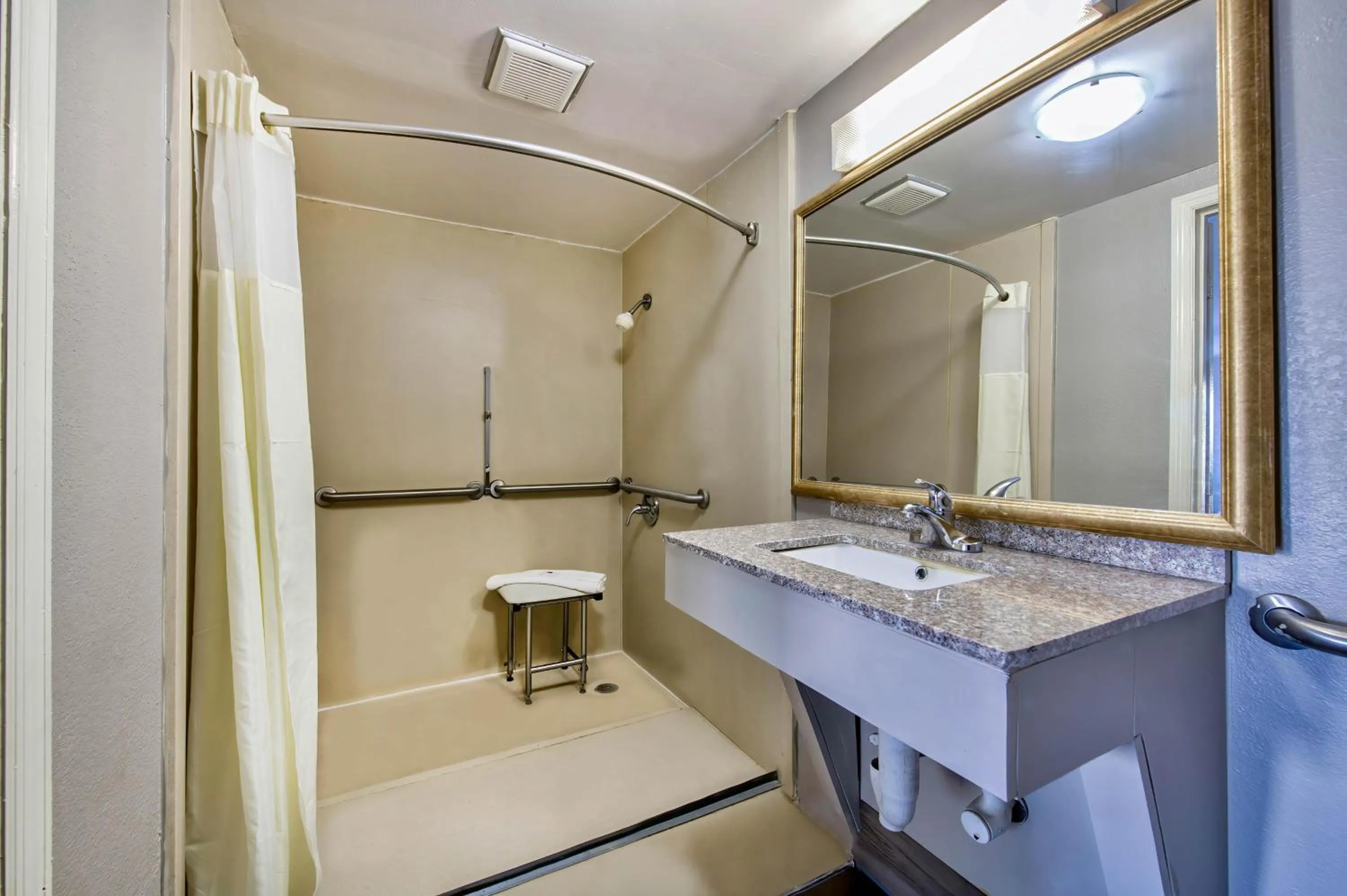 Bathroom in Motel 6 Birmingham, AL - Medical Center - Inverness Hwy 280