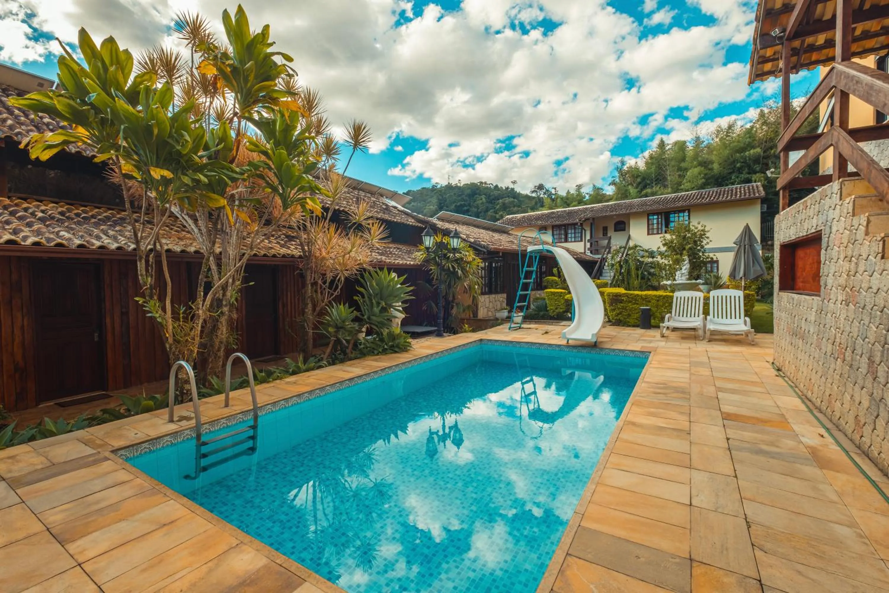 Swimming pool in Hotel Serra Everest