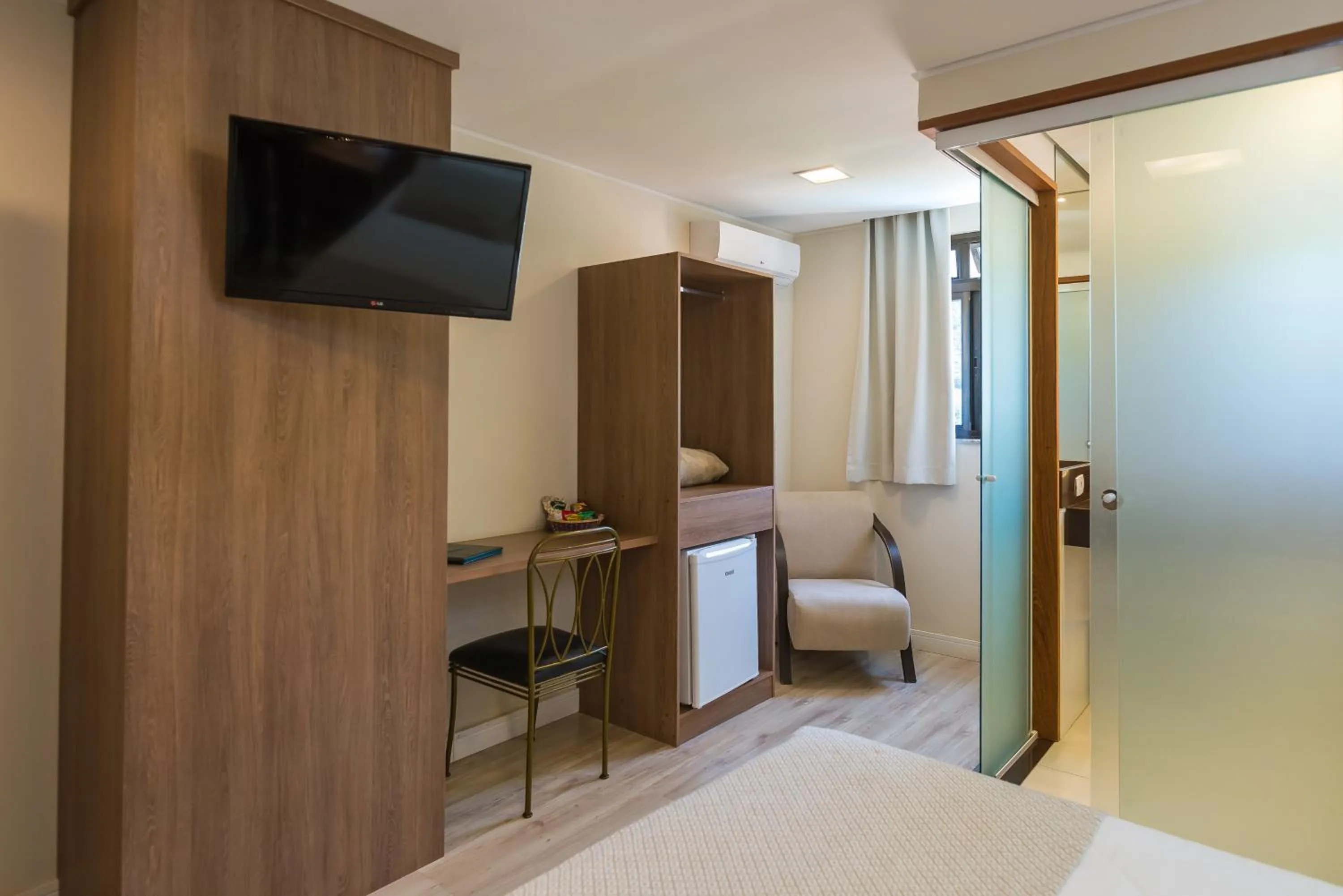 TV and multimedia, Bed in Hotel Serra Everest