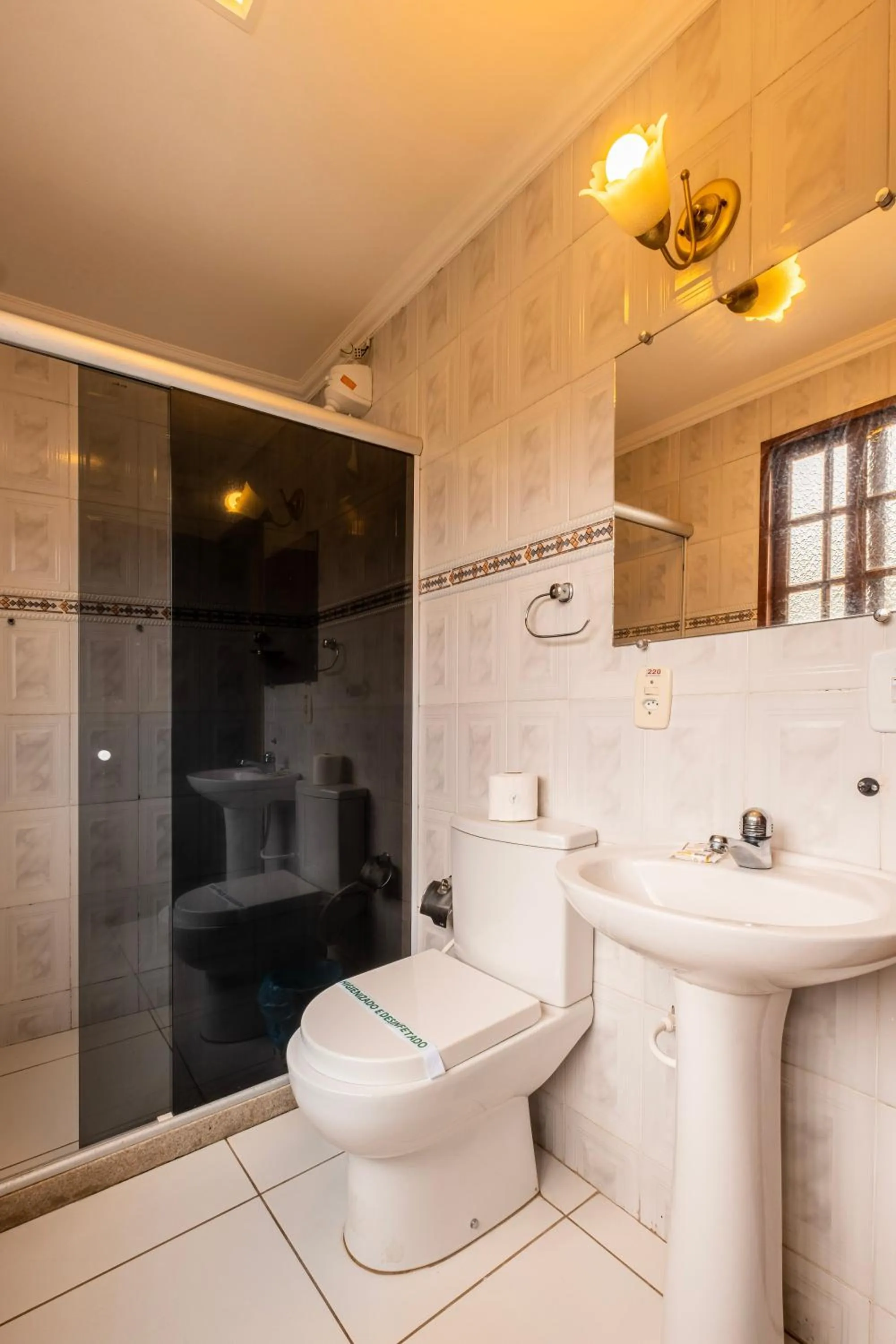 Shower in Hotel Serra Everest