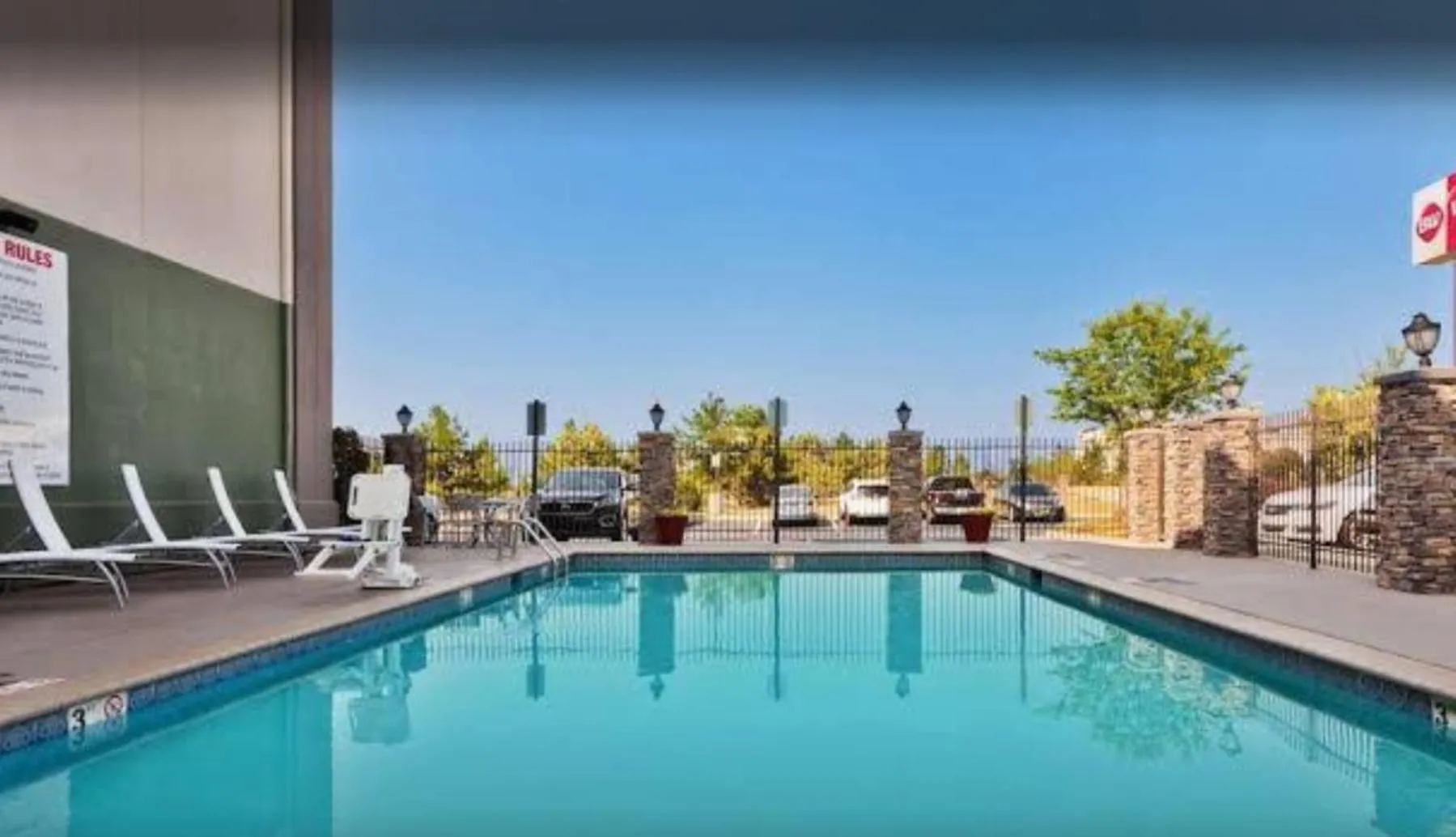 Swimming pool in Sonesta Essential Columbus