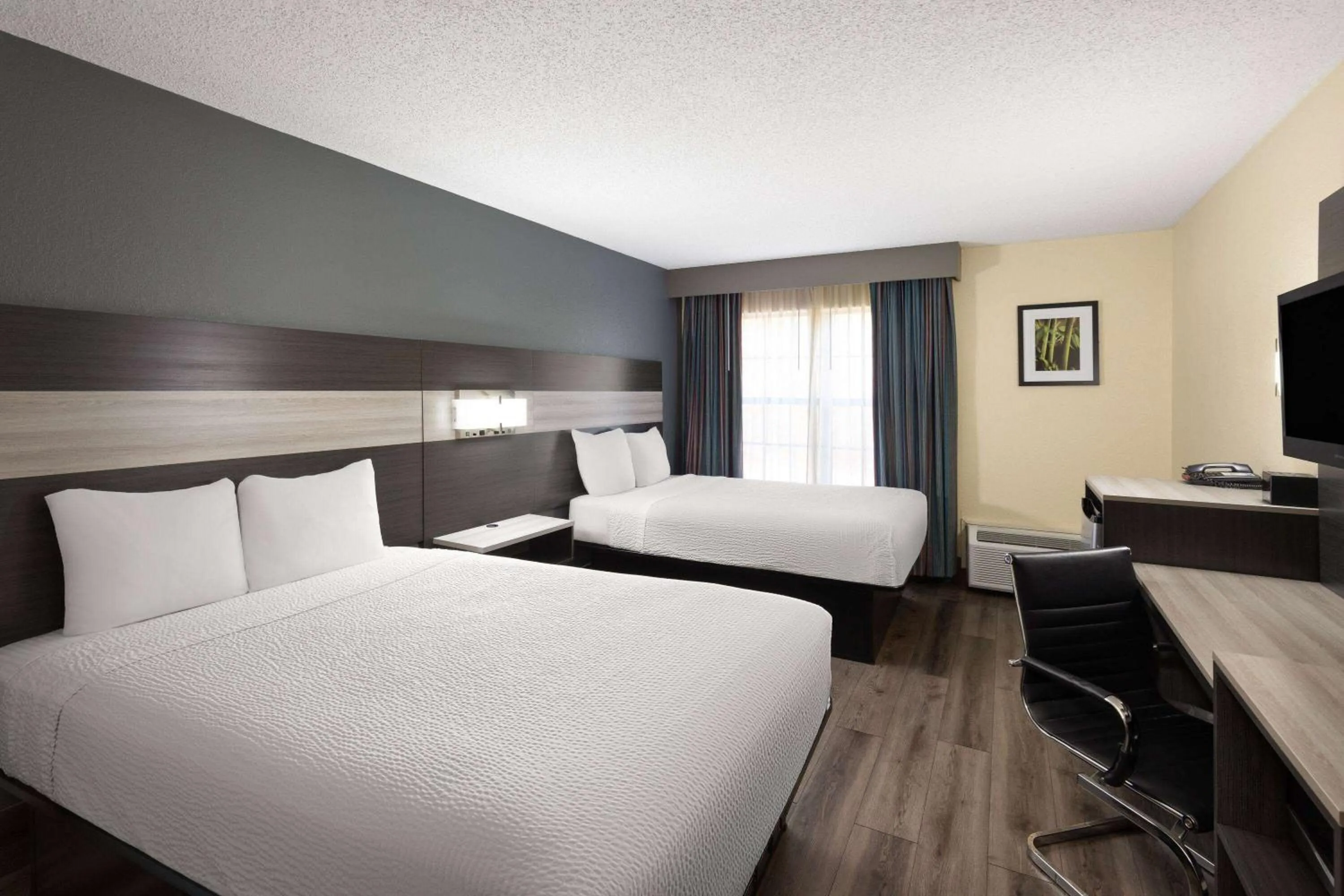 Photo of the whole room, Bed in Travelodge by Wyndham Perry National Fairgrounds Area I-75