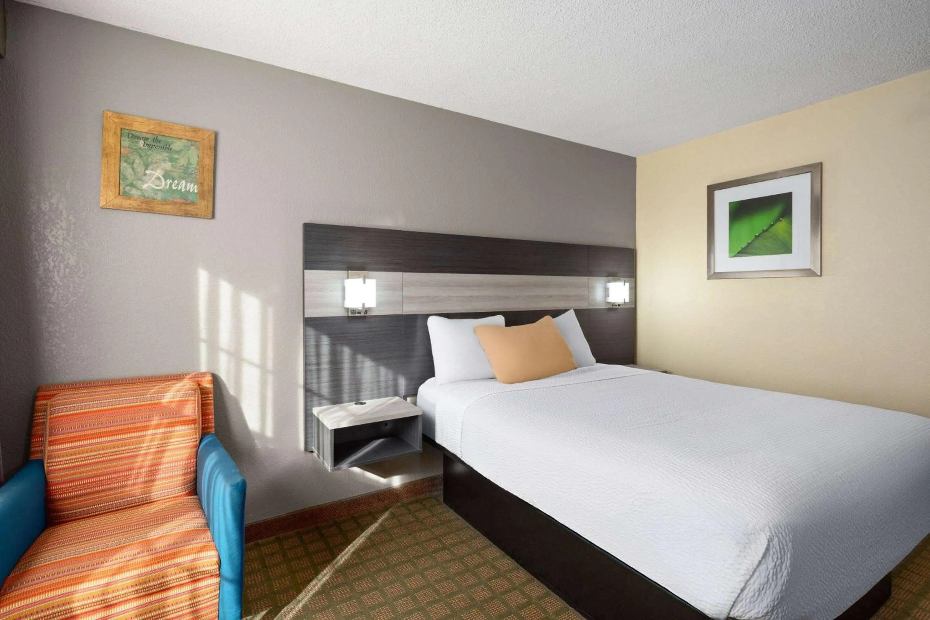 Photo of the whole room, Bed in Travelodge by Wyndham Perry National Fairgrounds Area I-75
