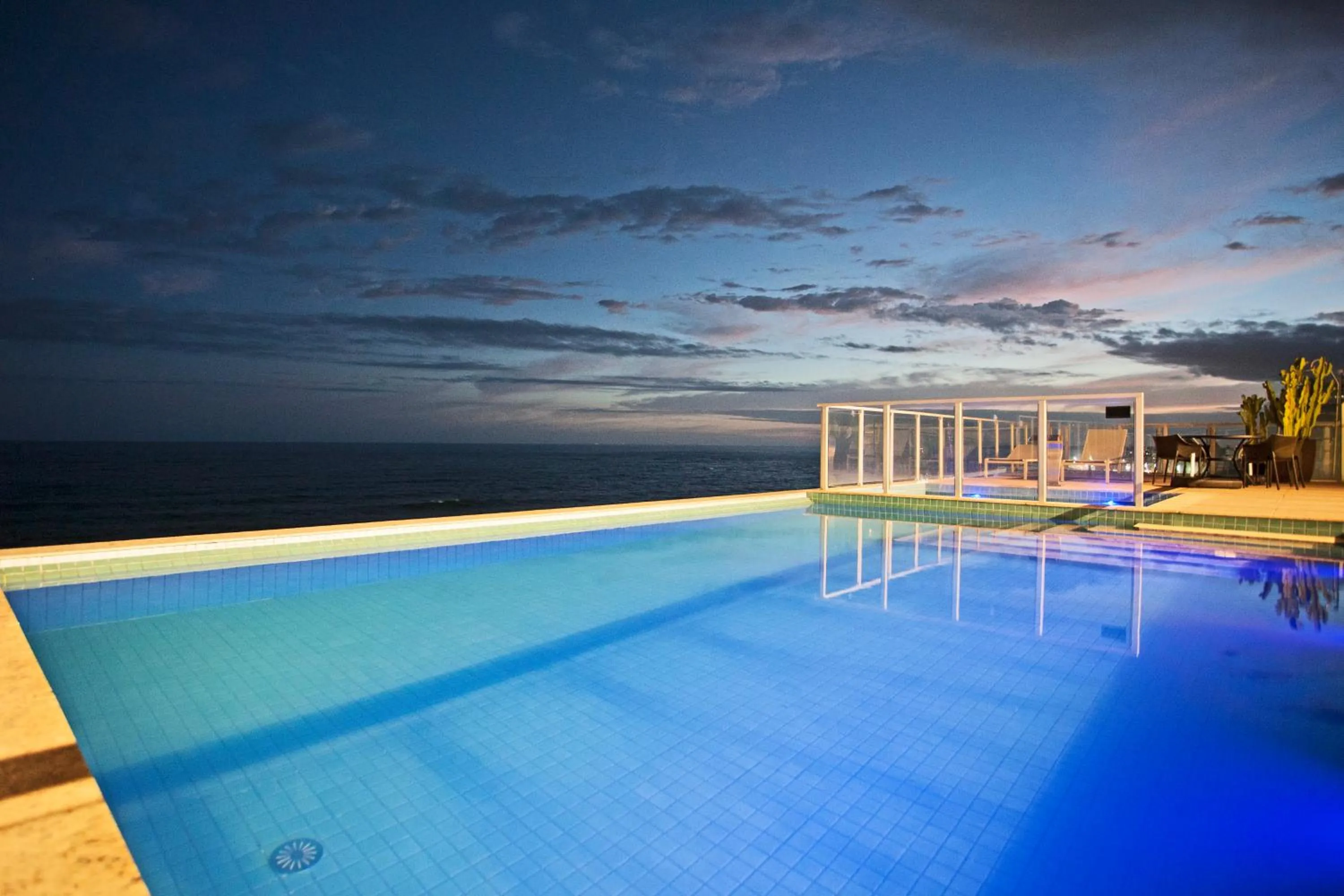 Swimming pool in Paradiso Macae Hotel