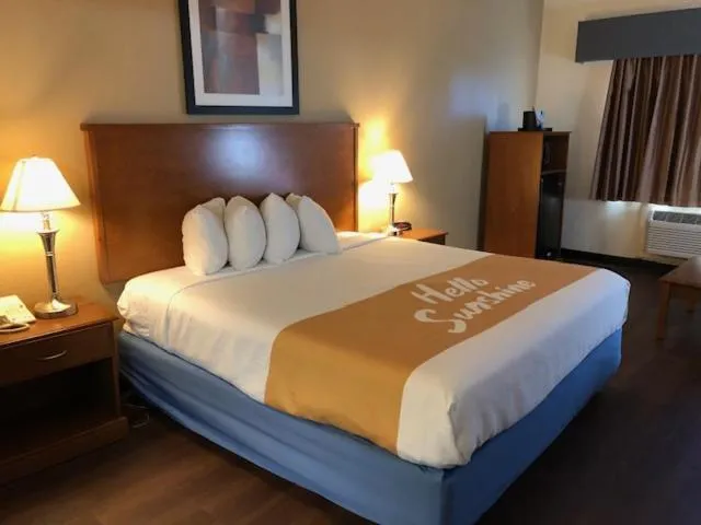 Bed in Days Inn by Wyndham Phenix City Near Fort Benning