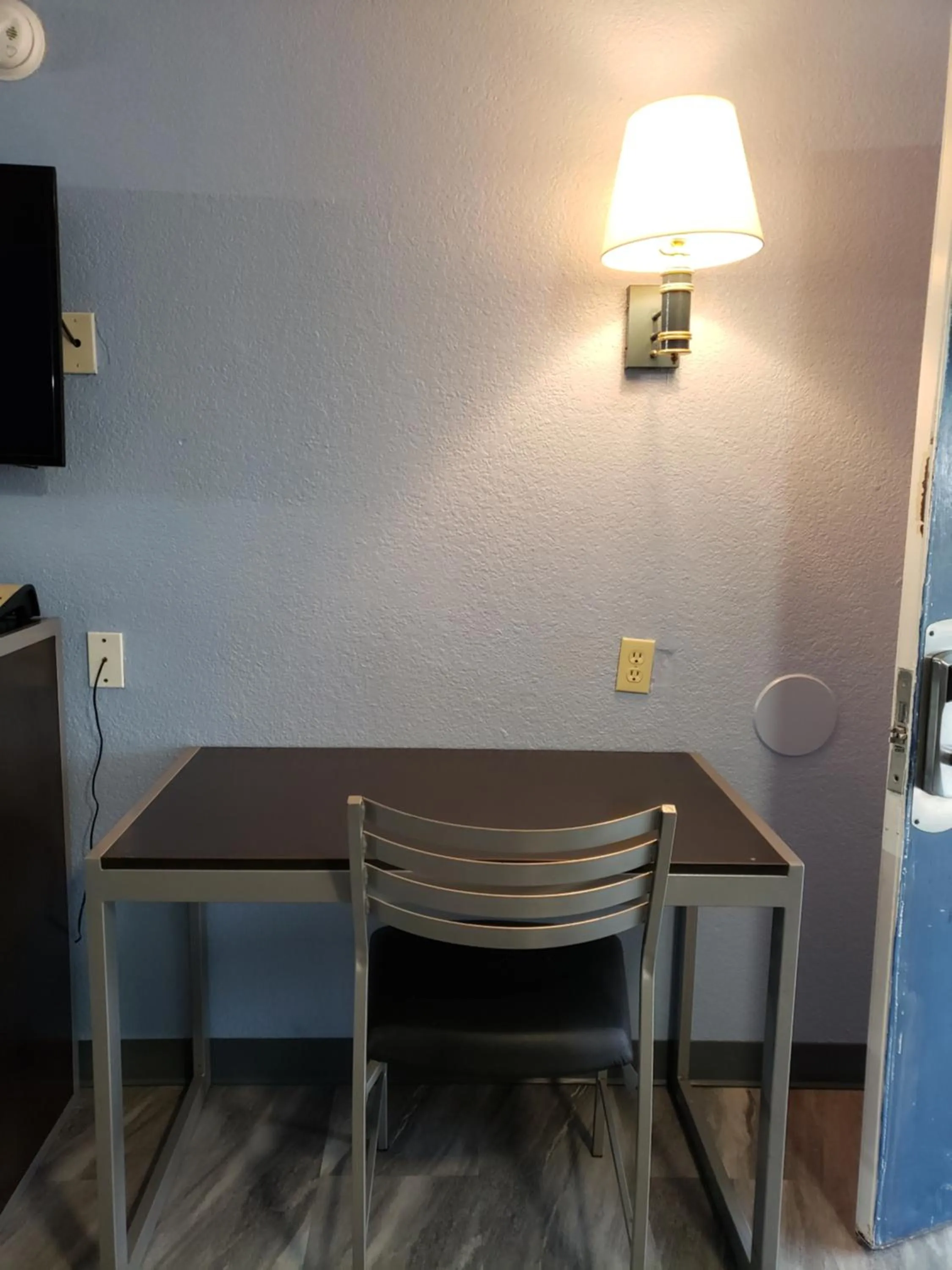 hair dresser in Regency Inn Motel by the Beach