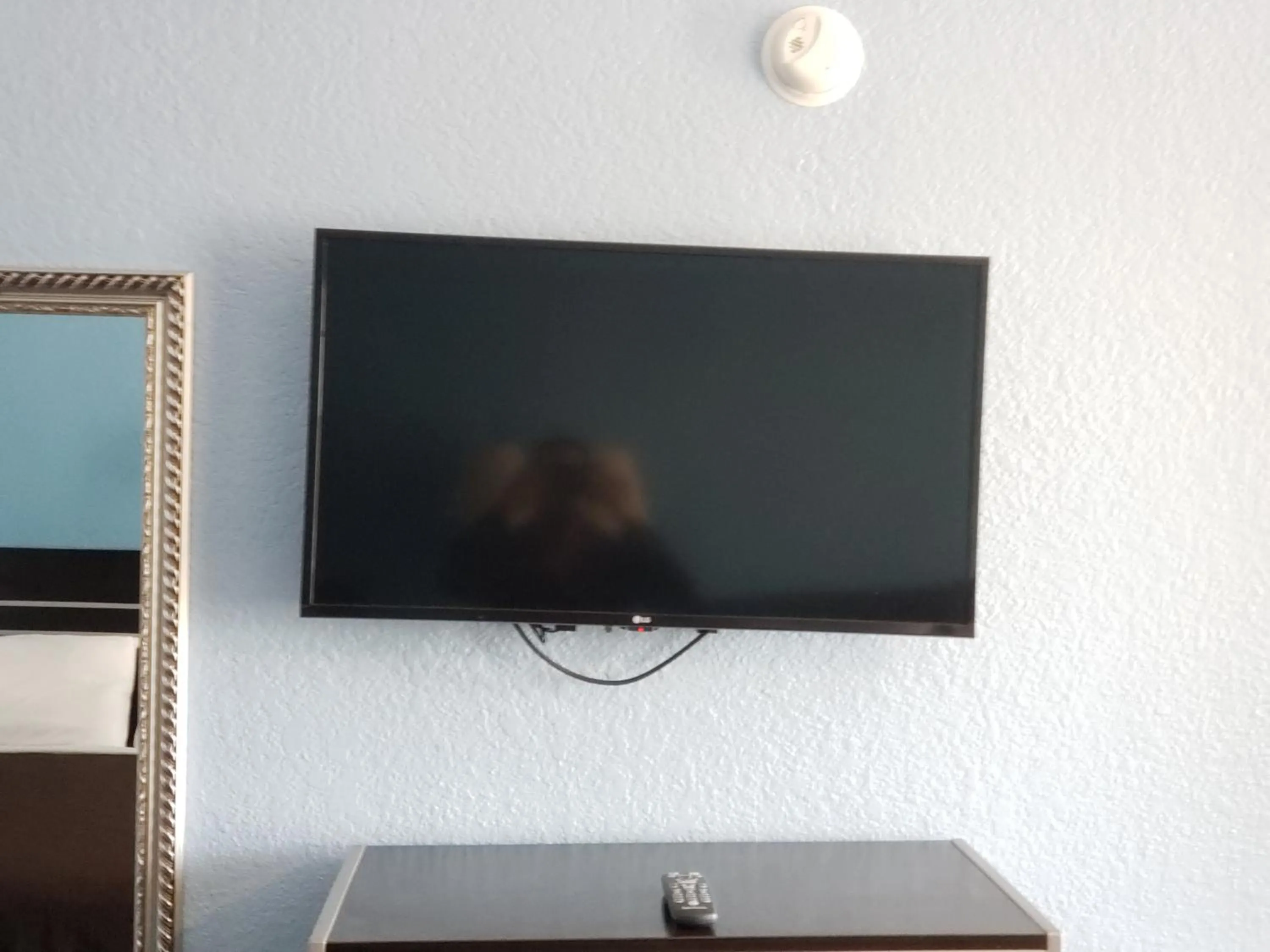 TV and multimedia in Regency Inn Motel by the Beach