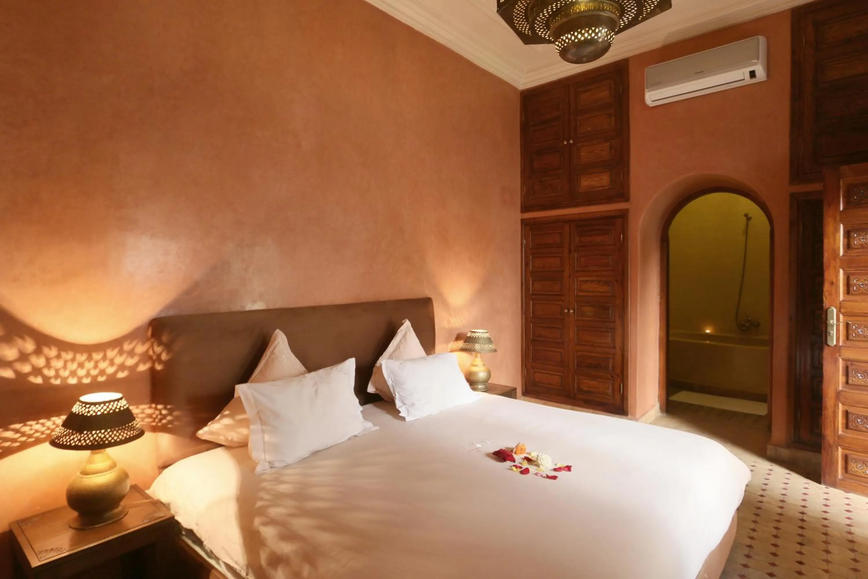 Bathroom, Bed in Riad L'Emir