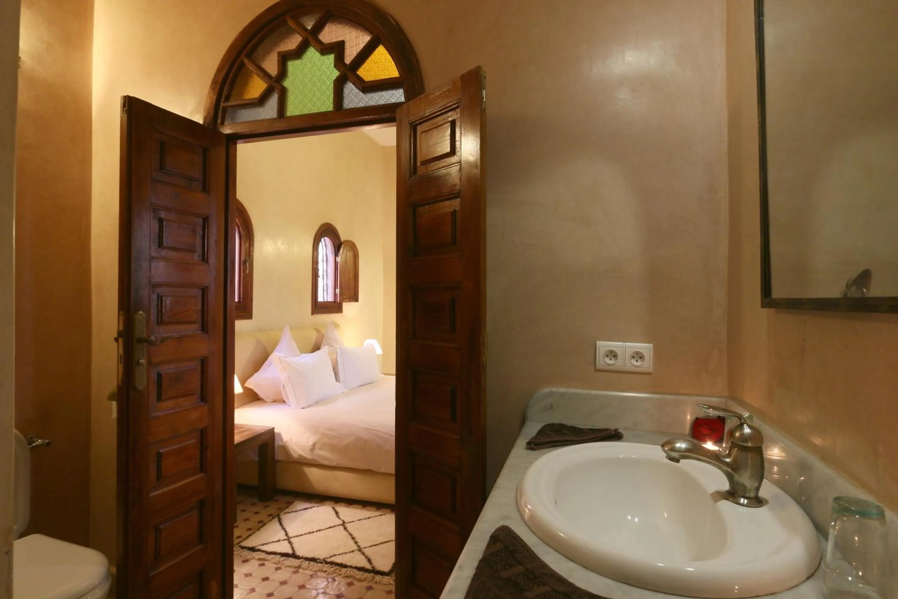 Bathroom, Bed in Riad L'Emir